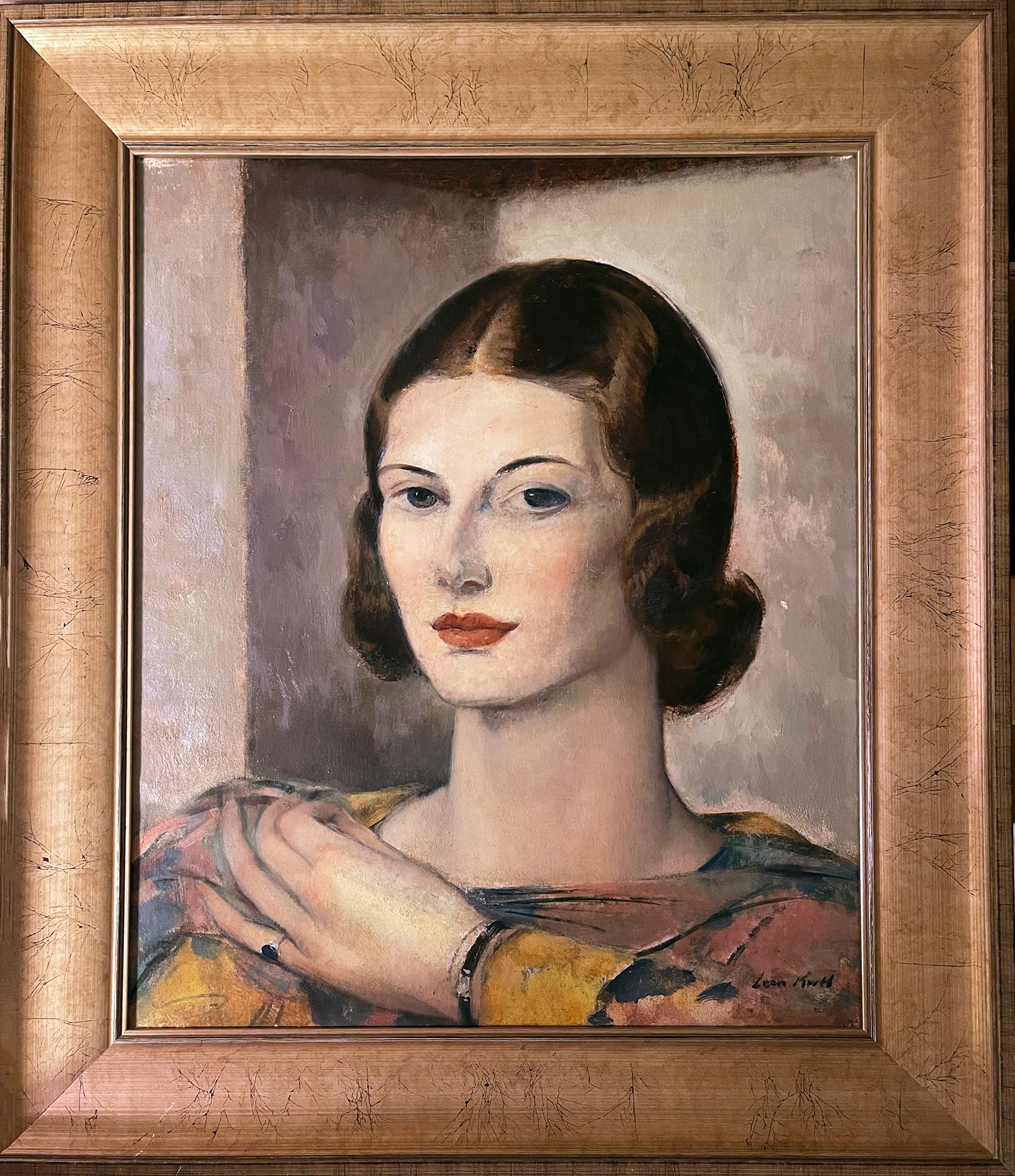 Portrait d'une jeune femme élégante dans des gris chauds et des ocres douces en vente 4
