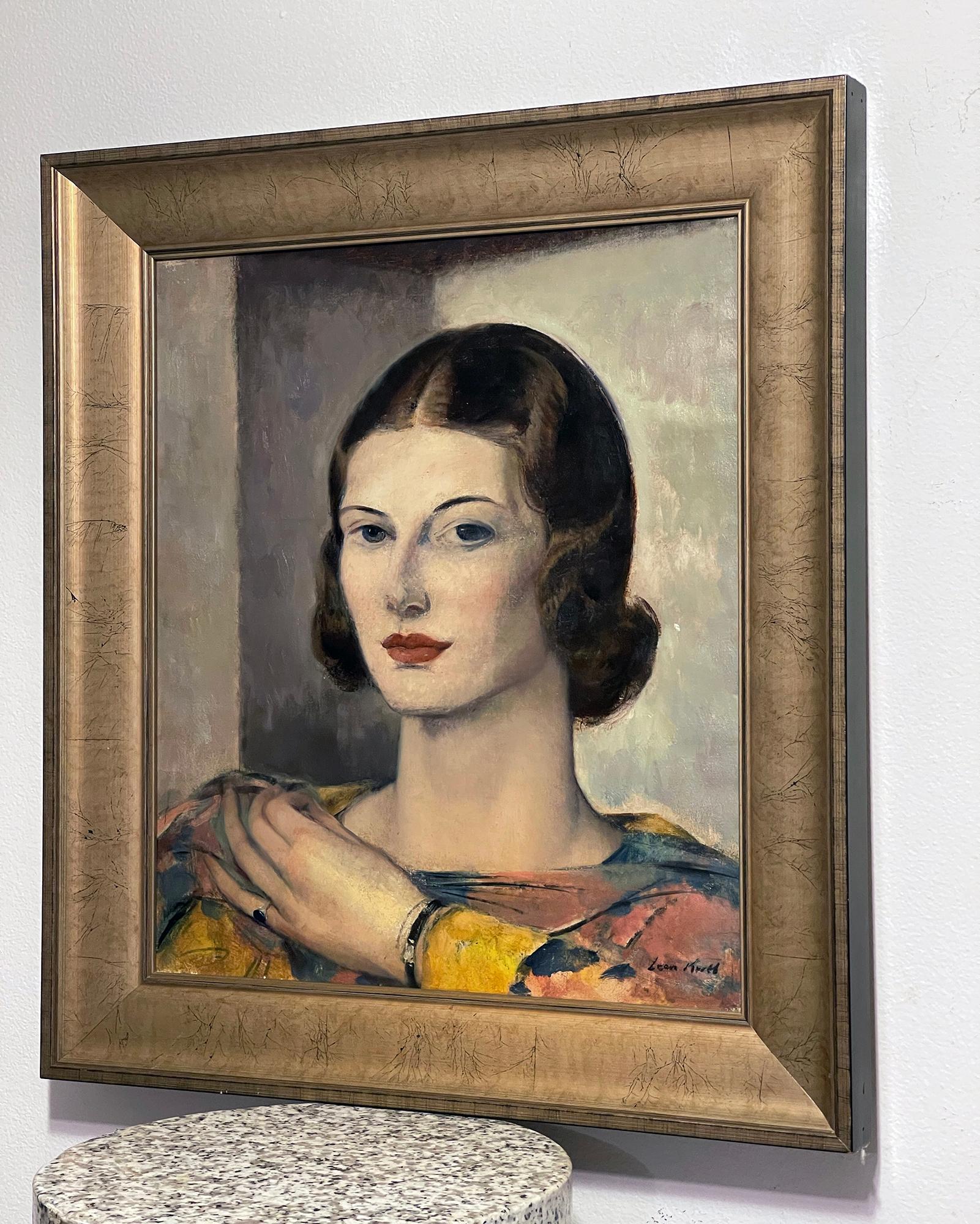 Ritratto di una giovane donna elegante in grigi caldi e ocra tenui in vendita 3