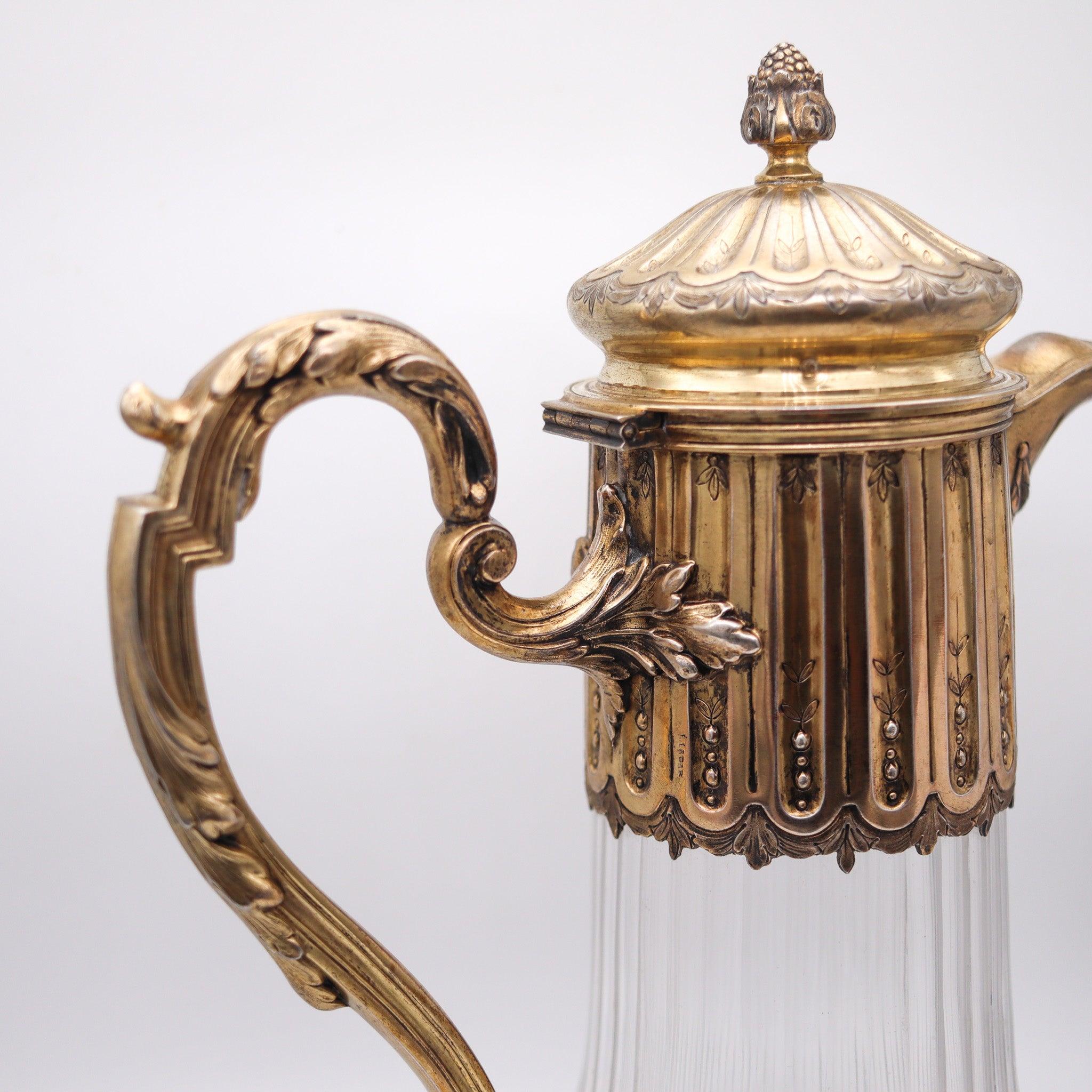 Claret-Weinkrug, entworfen von Léon Lapar.

Es handelt sich um einen prächtigen Rotweinkrug, der in Paris in der Silberschmiede von Léon Lapar hergestellt wurde. Das Stück wurde um 1895 meisterhaft in geschliffenem Bergkristall gefertigt und mit