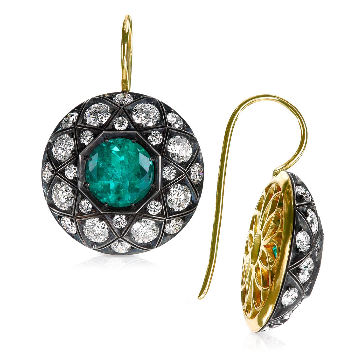 Las esmeraldas colombianas, de un verde intenso, se presentan en unos pendientes de racimo de estilo victoriano, respaldados por perforaciones de oro e hileras concéntricas de diamantes naturales de talla ideal en plata envejecida.

Los pendientes