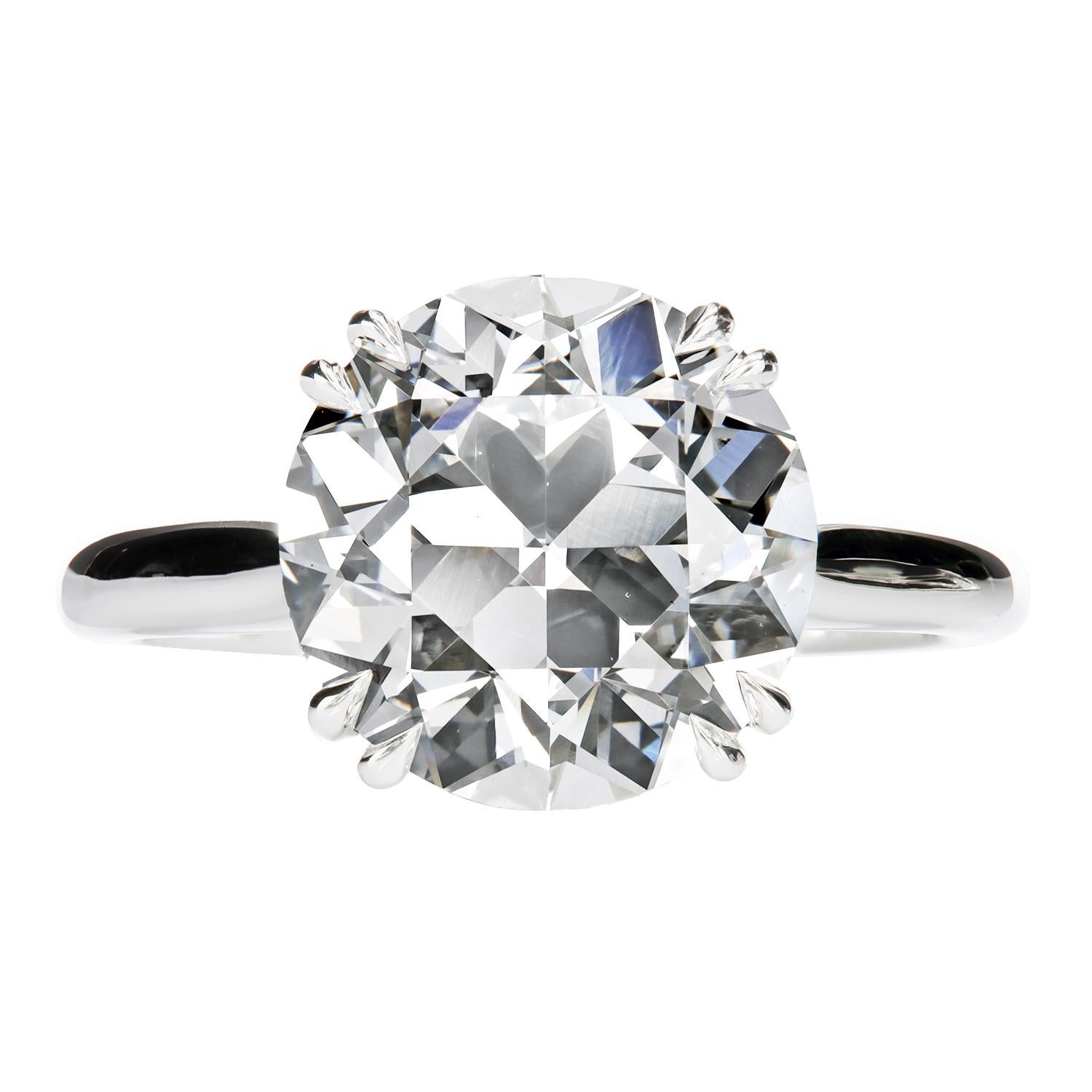 Solitario clásico con un diamante de talla europea antigua engastado con delicadas garras dobles.
Platino de calidad Rolex
Artesanía forjada a mano a medida

Anillo solitario clásico con diamante OEC; GIA
Dientes de doble garra
Platino
Talla: 6