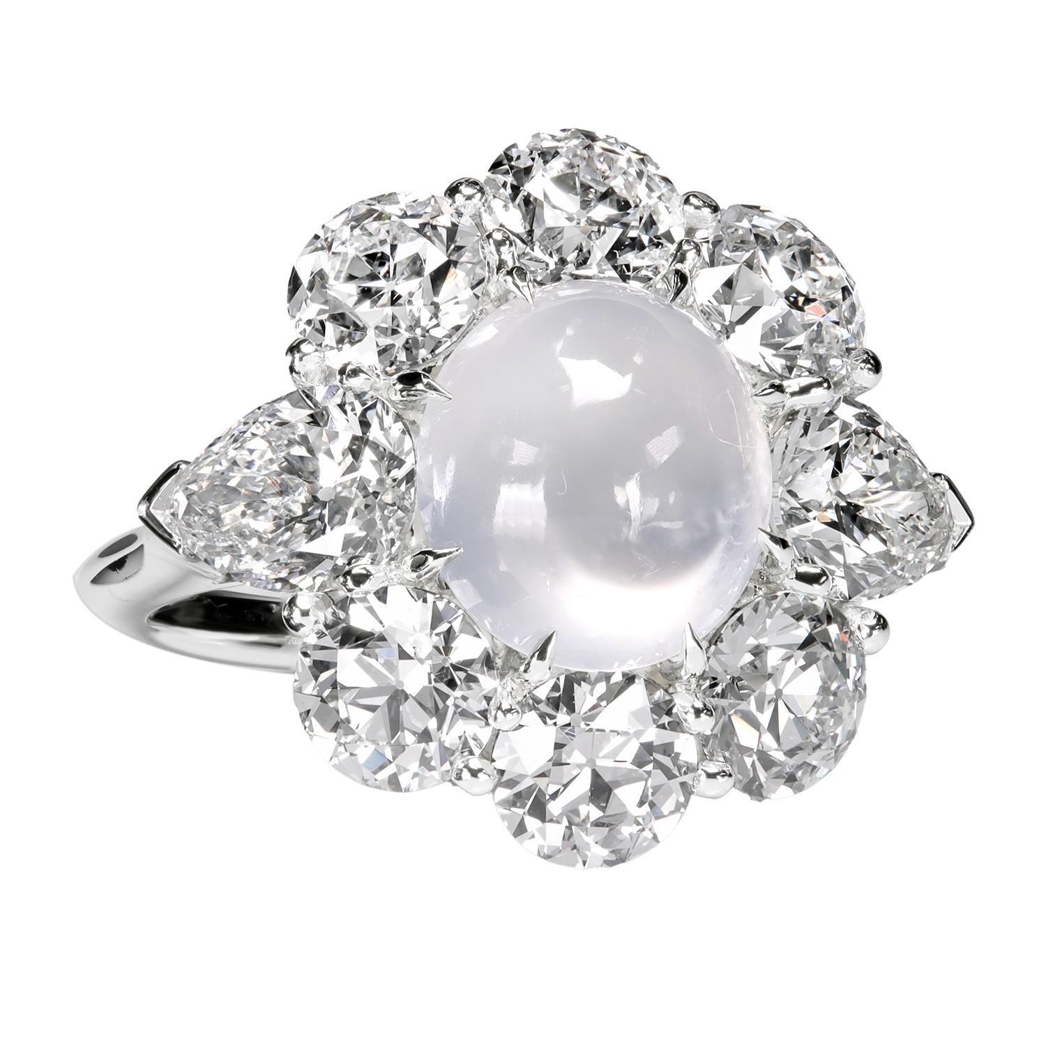 L'éclat des courbes et des angles soigneusement choisis par le Maestro de la brillance, Leon Mege, donne naissance à une spectaculaire bague à grappes dont le style et le raffinement sont véritablement inégalés.

10 x 9 mm cab en jade naturel de