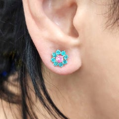 Clous d'oreilles en forme de grappe de Leon Mege avec saphirs roses naturels et tourmalines de Paraiba.