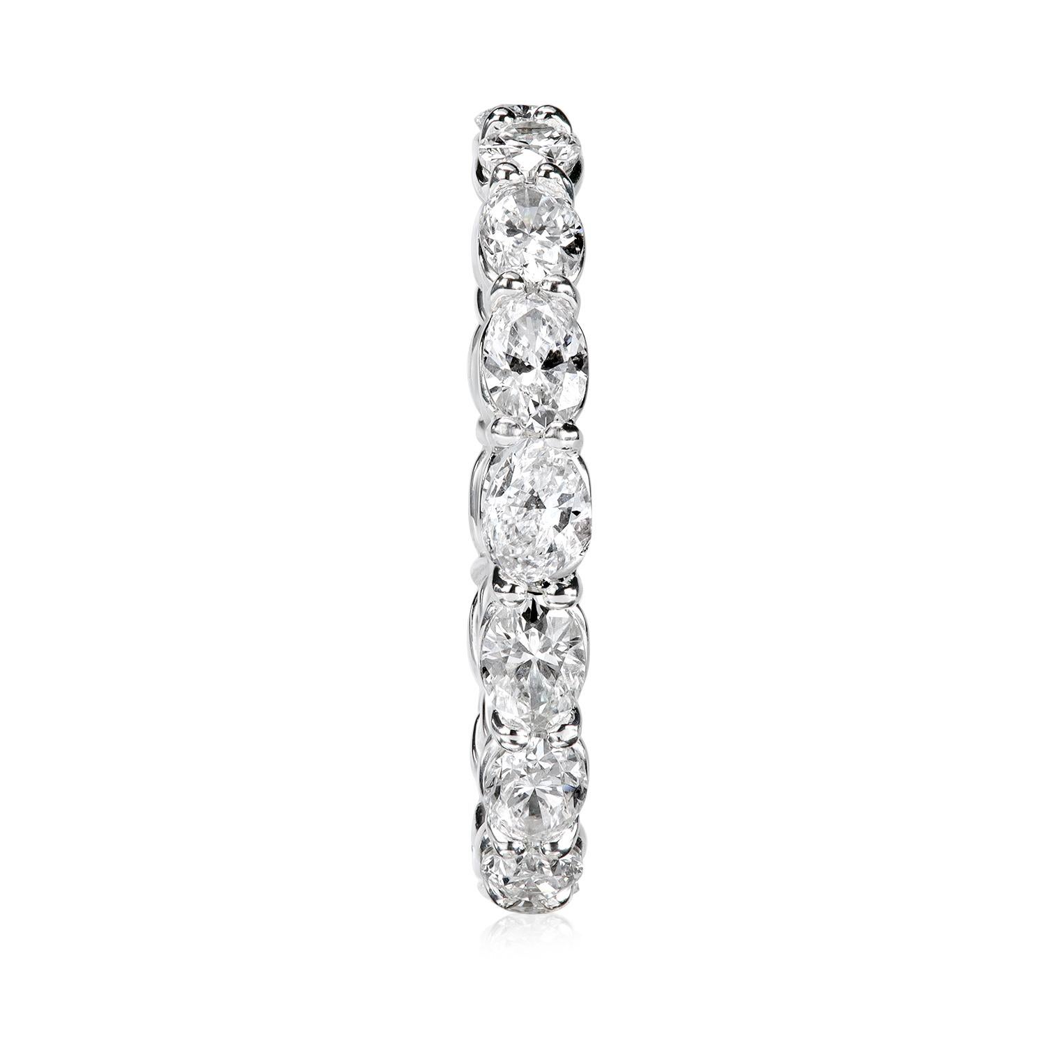 Contemporary Leon Megé East-West  bespoke platinum eternity band with natural oval diamonds For Sale