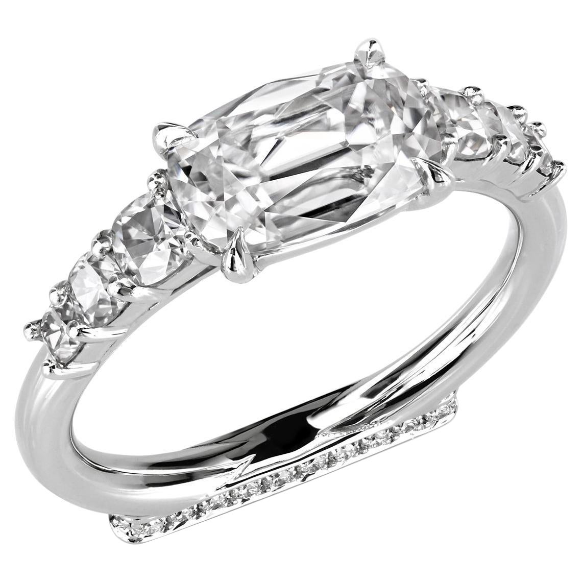 L'anello di fidanzamento est-ovest di Leon Mege presenta un raro diamante antico a cuscino