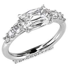 L'anello di fidanzamento est-ovest di Leon Mege presenta un raro diamante antico a cuscino