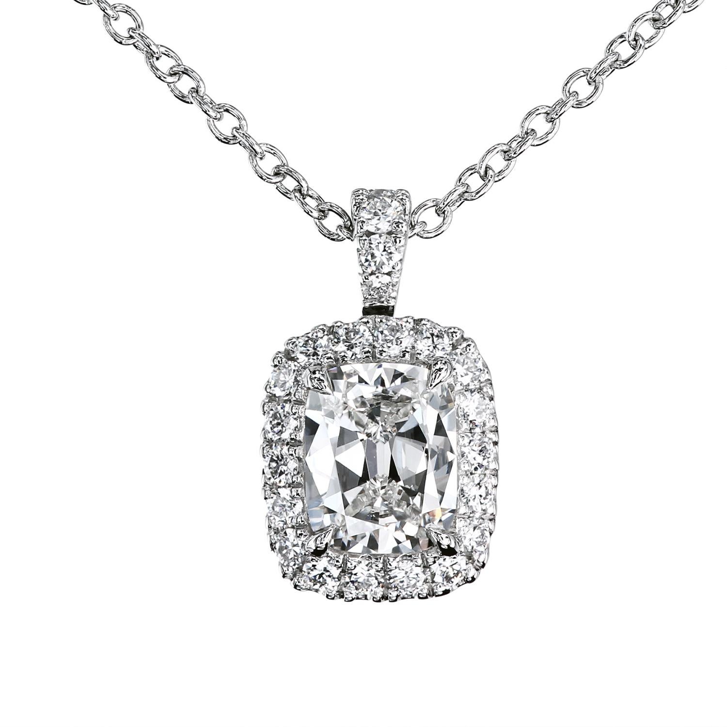Diamant certifié GIA de 0,70 carat D/SI1 Diamant coussin antique entouré de microdiamants pavés dans un délicat pendentif fabriqué à l'établi par Leon Mege.
Certificat GIA #2165647209
Le pendentif est doté d'une attache à charnière qui permet un