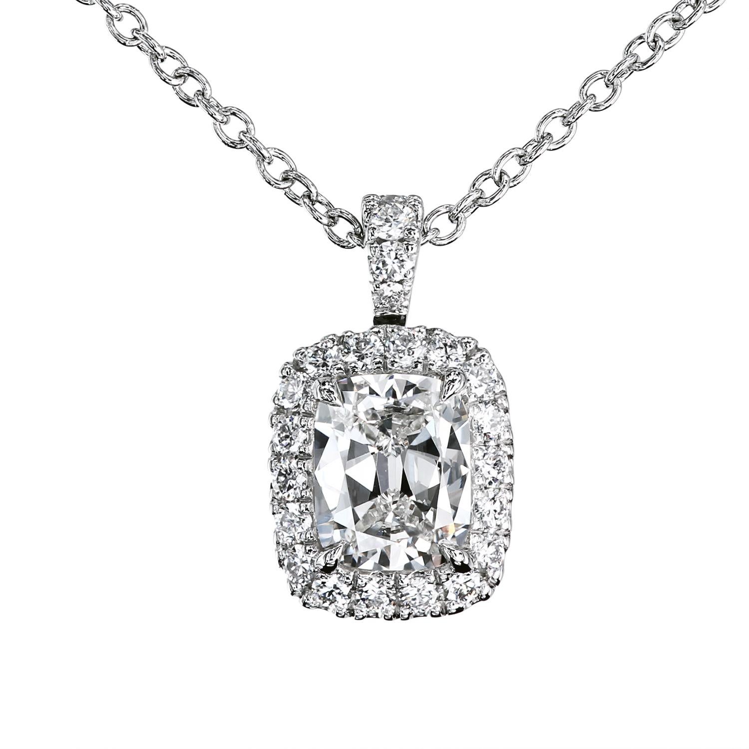 Diamante cojín antiguo de 0,70 quilates F/VS2 con certificado GIA rodeado de microdiamantes en pavé en un delicado colgante de banco de Leon Mege.
Certificado GIA #2235496045
El colgante tiene una bisagra que permite un movimiento oscilante libre