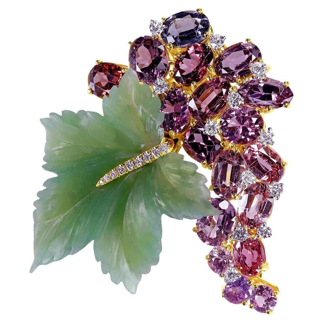 Spilla Leon Mege Grand Cru con spinelli ovali naturali e diamanti rotondi
