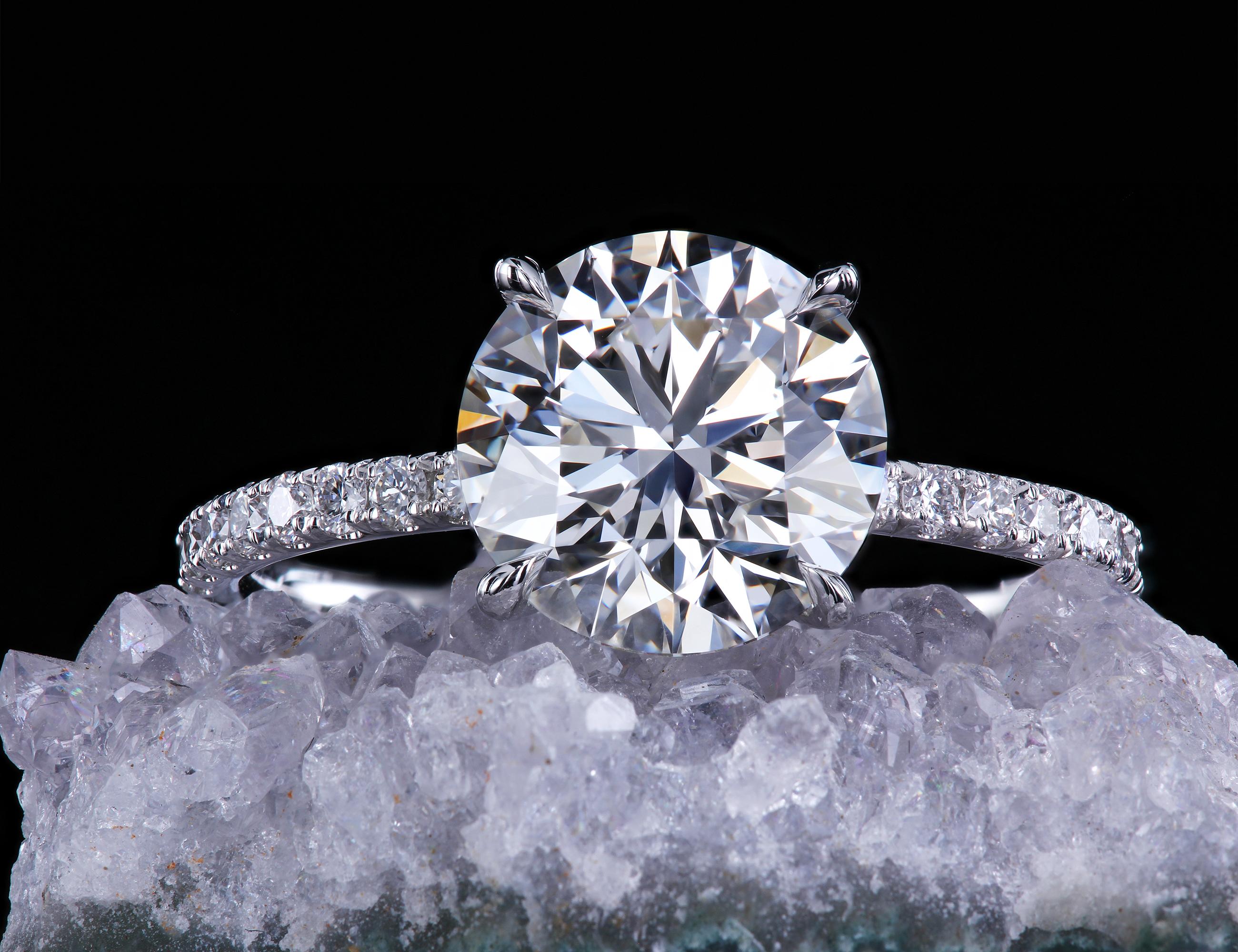 Taille ronde Leon Mege Bague de fiançailles en platine faite à la main avec diamant rond en vente