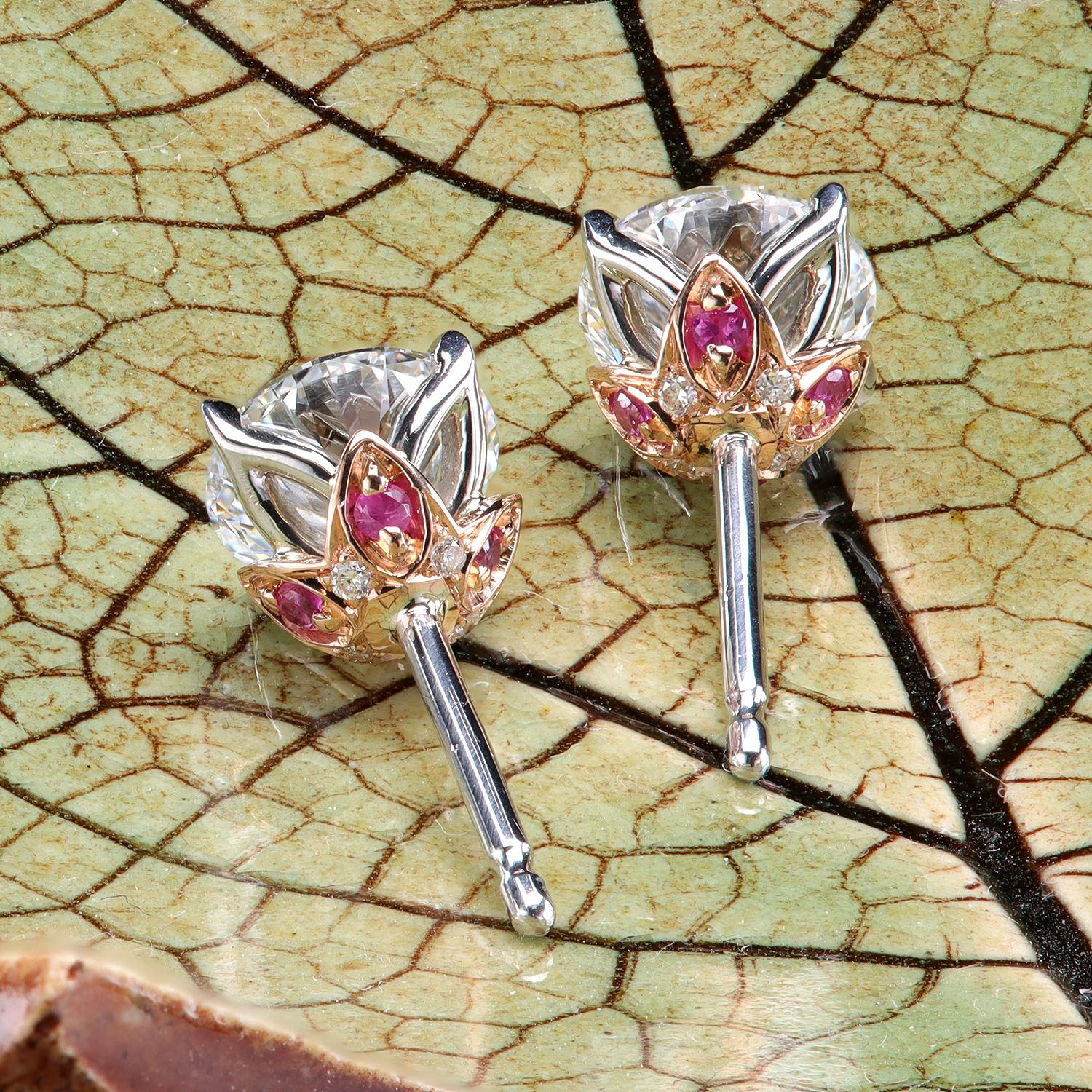 Donna Borchie Leon Mege Lotus con una coppia di diamanti rotondi certificati in vendita