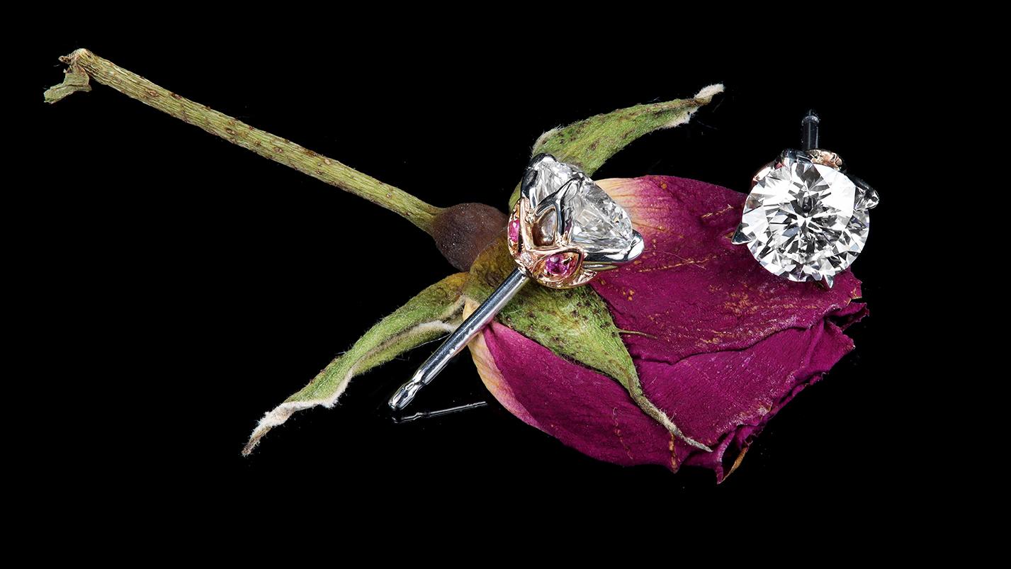 Borchie Leon Mege Lotus con una coppia di diamanti rotondi certificati in vendita 2
