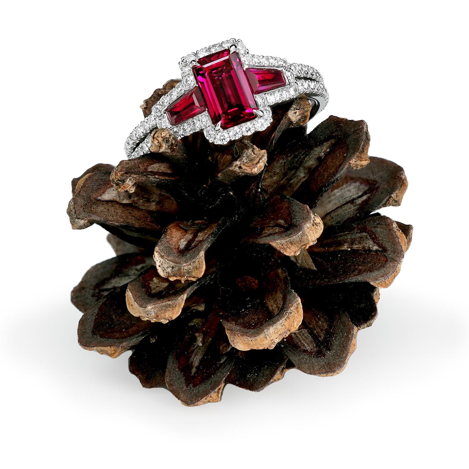 Leon Mege, bague en platine micro-pavé avec rubis certifié taille émeraude de 1,06 carat Neuf - En vente à New York, NY