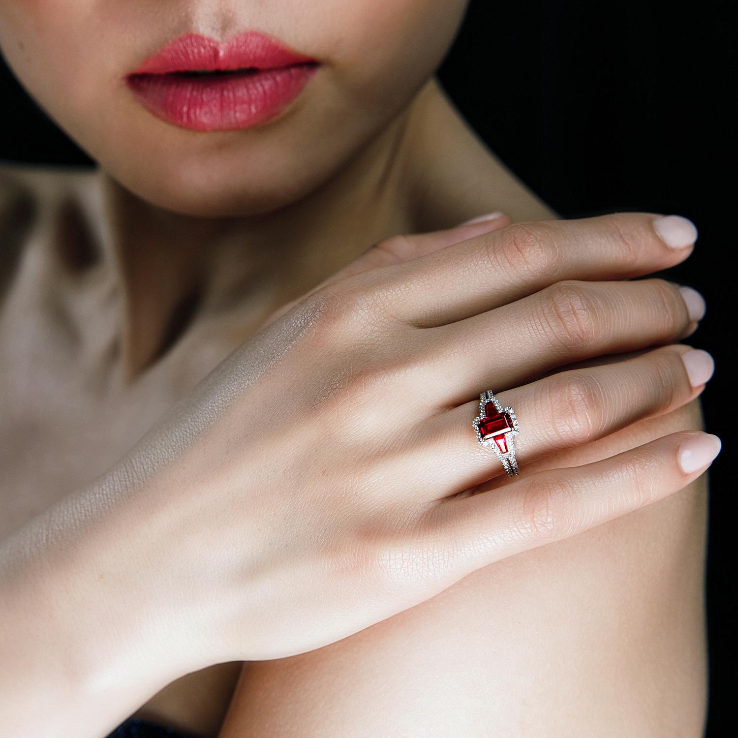 Leon Mege, bague en platine micro-pavé avec rubis certifié taille émeraude de 1,06 carat Pour femmes en vente