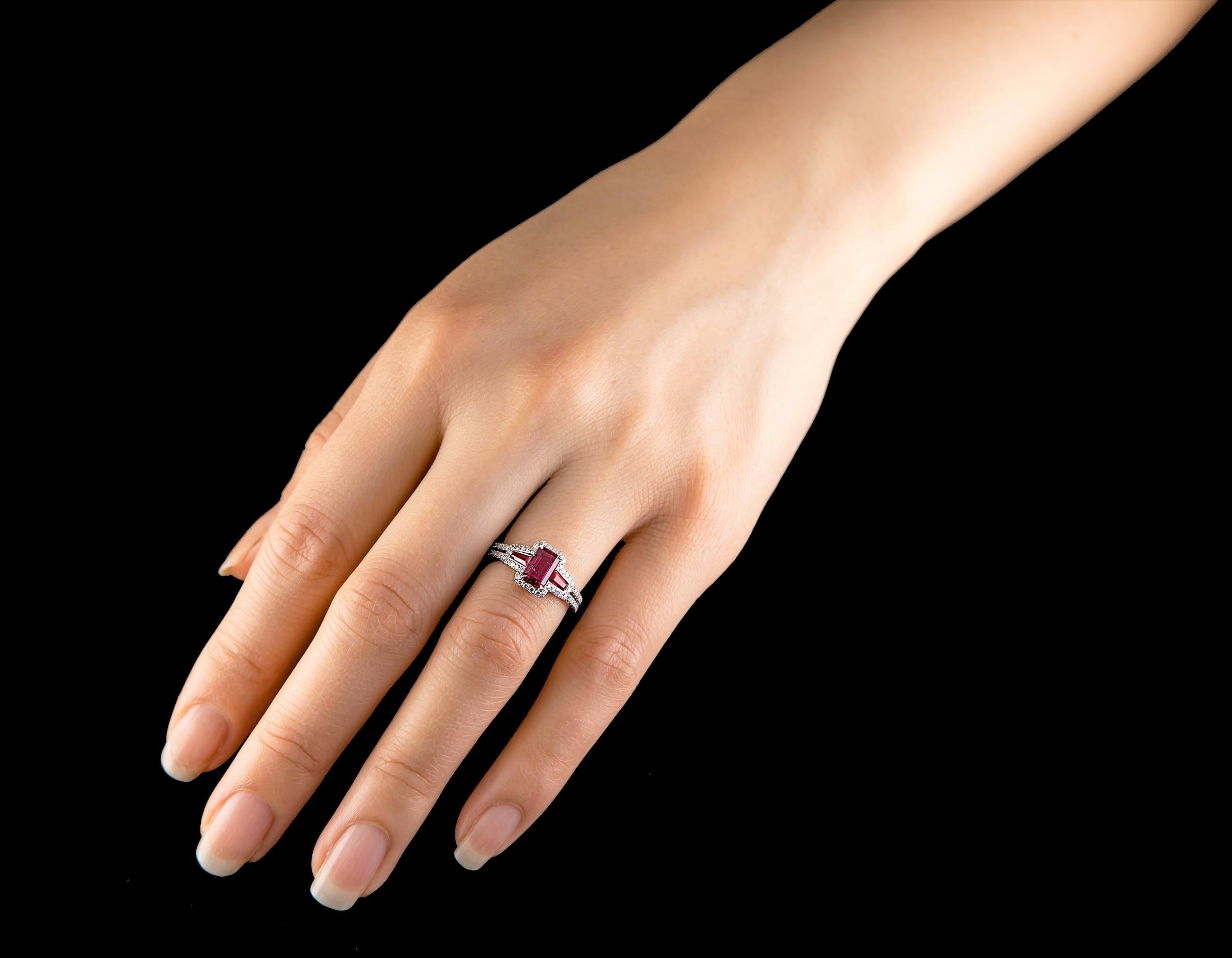 Leon Mege, bague en platine micro-pavé avec rubis certifié taille émeraude de 1,06 carat en vente 1