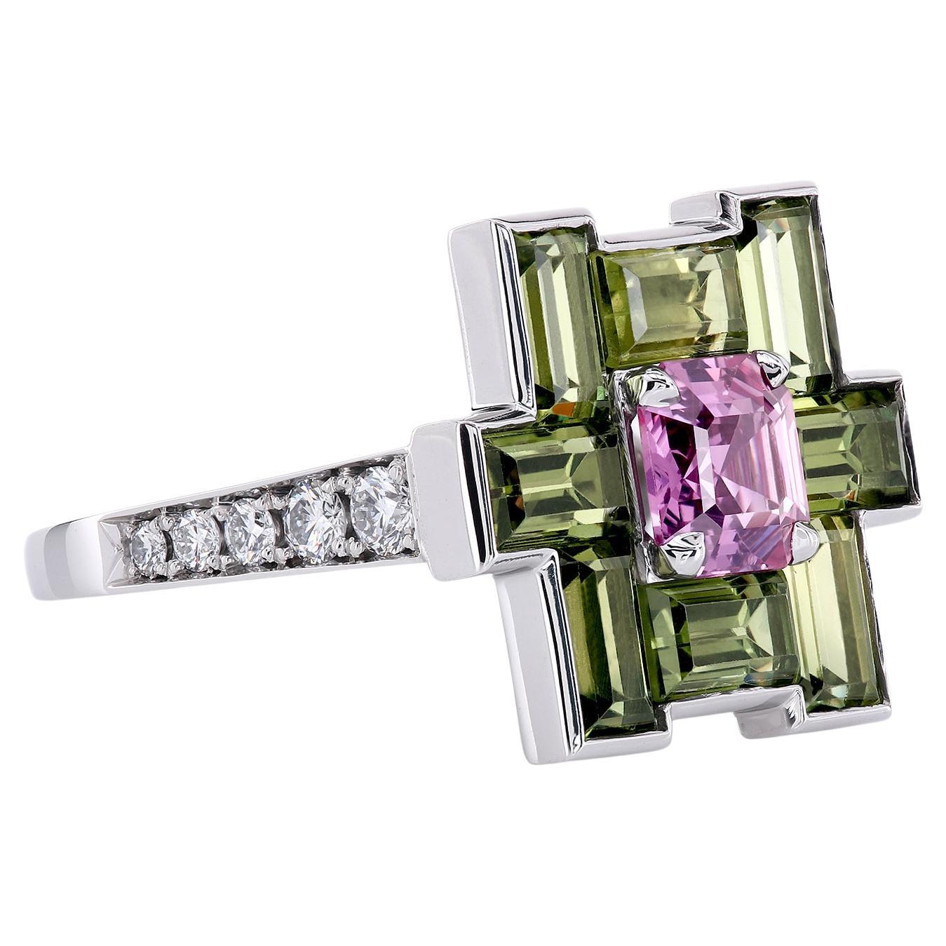 Platinring mit natürlichen rosa und olivfarbenen Saphiren und Diamanten von Leon Mege