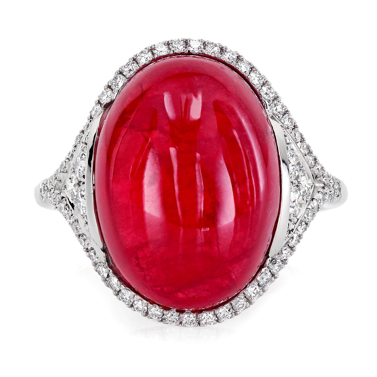 Imponente anello di platino per la mano destra con un raro cabinato di rodonite di 14,73 carati di qualità gemmologica. L'anello in platino fatto a mano è incastonato con 70 diamanti taglio ideale F/VS, per un totale di 0,80 carati. 
Misura delle