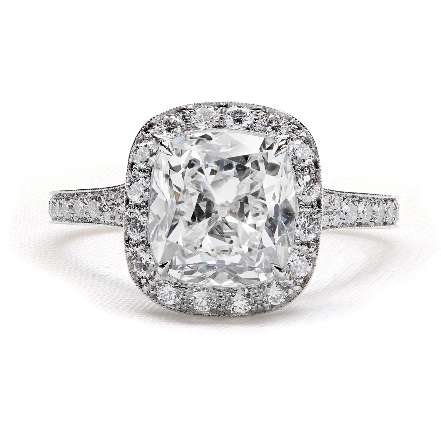 La bague halo exclusive Cold Fusion™ de Leon Megé offre un aperçu du passé, rendant hommage aux fabuleux trésors historiques de l'ère Art déco.

Diamant coussin Nature Trueing Antique™ GIA 2,57 carats F/VS2 1463117464
96 F/VS Diamants naturels de