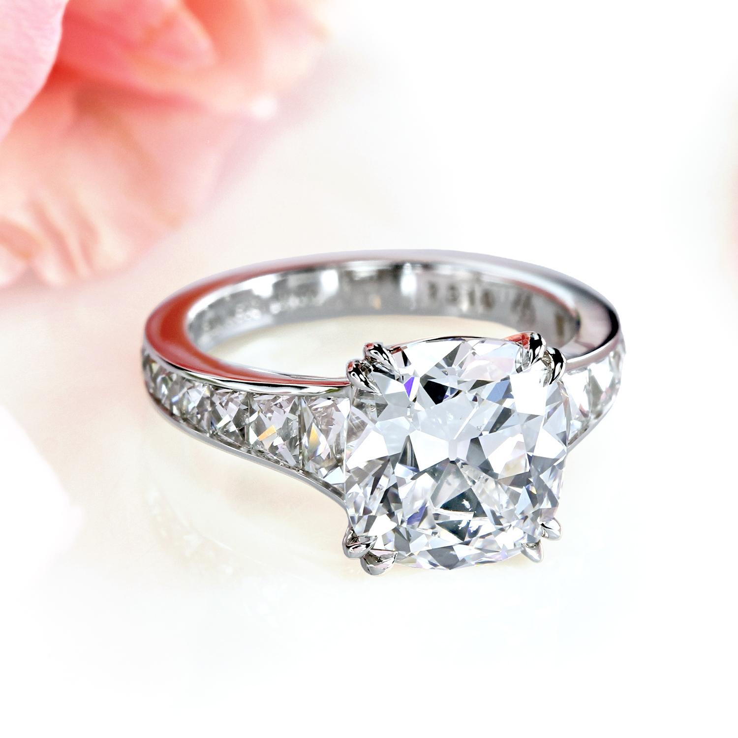 Mon Cheri™ exklusiver Solitär mit einem GIA 3,01-Karat G/VS2 True Antique™ Kissen-Diamanten, GIA # 1503053860, und kanalgefassten Diamanten im französischen Schliff.

14 kalibrierte True Antique™-Diamanten im französischen Schliff
Handgeschmiedetes