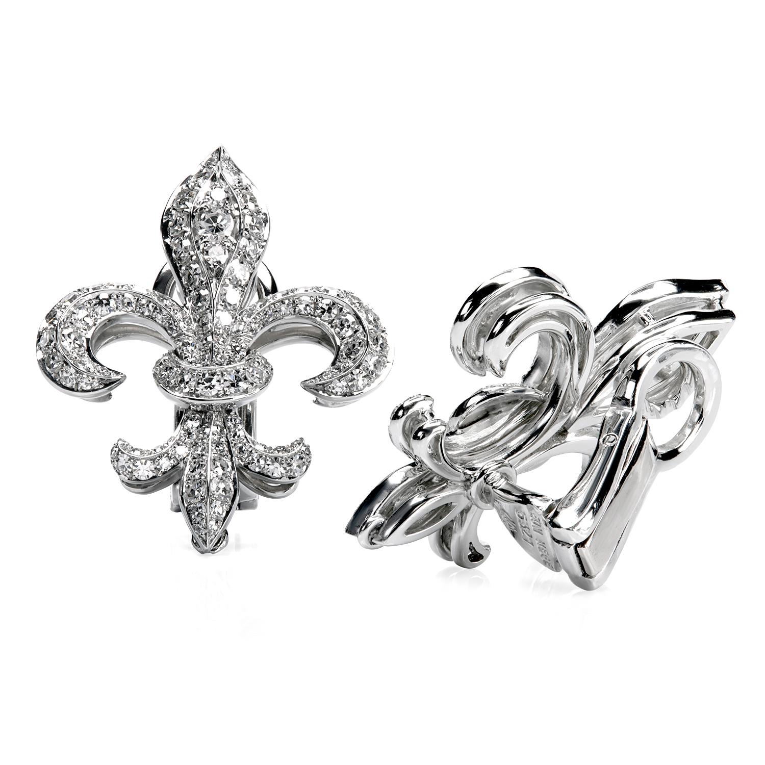 La Fleur-De-Lis, ou lys de Bourbon, est un symbole de trinité, de royauté et de foi. Les fabuleux clips en diamant, uniques en leur genre, représentent une fleur de lys stylisée, incrustée de diamants rares taille unique sur sa face et ses pétales