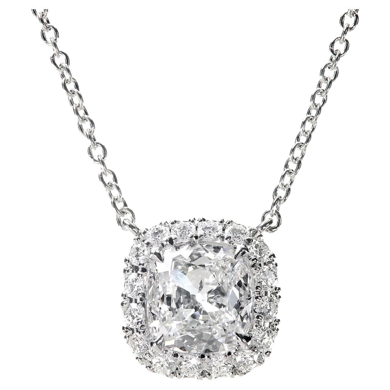 Immergiti in una nuvola d'amore abbracciata da un delicato ciondolo a raggiera su una sottile catena di platino. L'esclusivo diamante a cuscino di Leon Mege è stato immerso in un finissimo micro-tappeto che ombreggia il suo corpo brillante come un