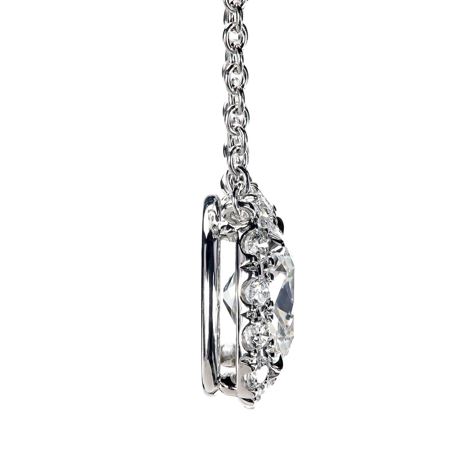 Contemporaneo Il pendente aureola in platino Leon Mege presenta un diamante a cuscino taglio antico. in vendita
