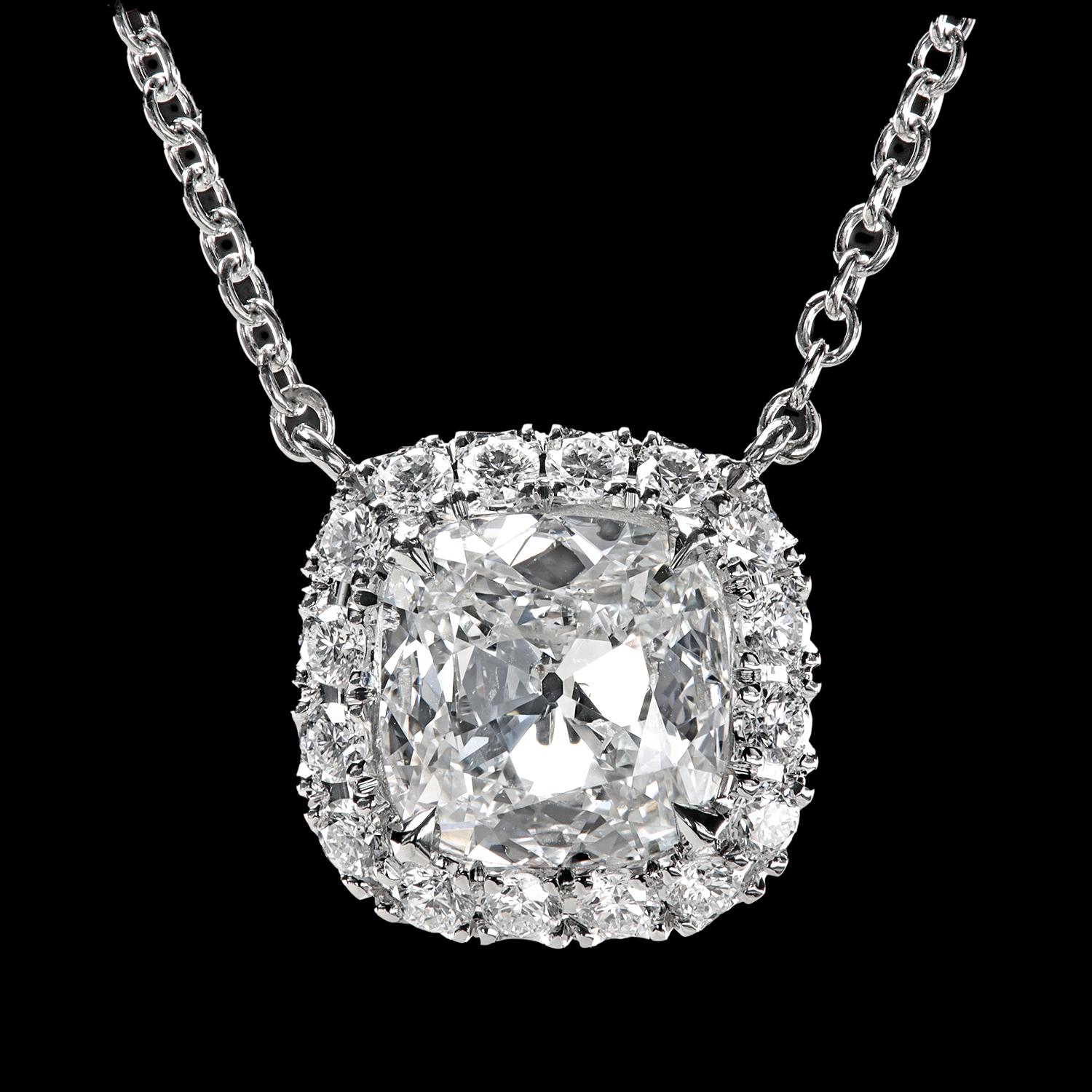 Taglio cuscino Il pendente aureola in platino Leon Mege presenta un diamante a cuscino taglio antico. in vendita