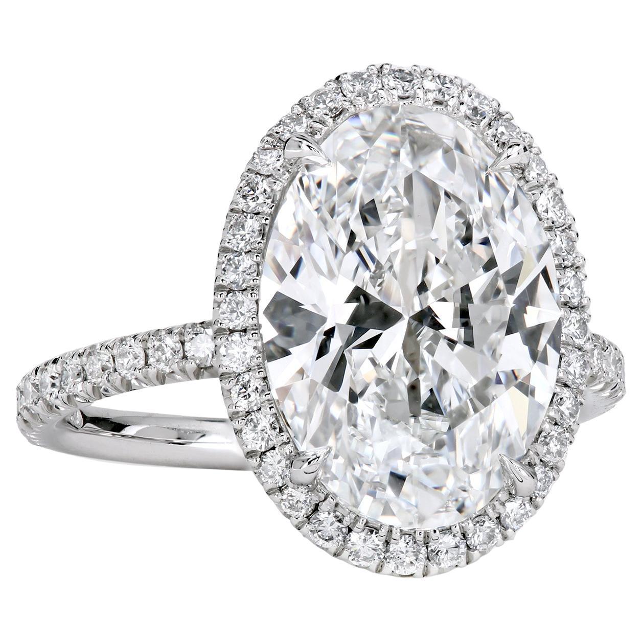 Leon Mege Platin-Halo-Ring mit 3,01 Karat ovalem Diamanten.