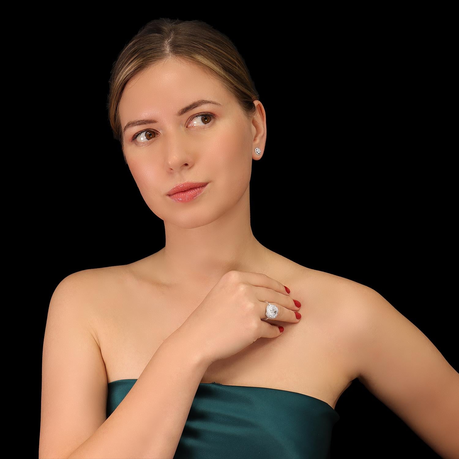 La bague en diamant élégante et raffinée incarne la force et la résilience de l'amour véritable. Les magnifiques plis sertis de pavés entourant la pierre centrale. 
sont tapissés de diamants simples ou de pleine taille, avec un résultat à couper le