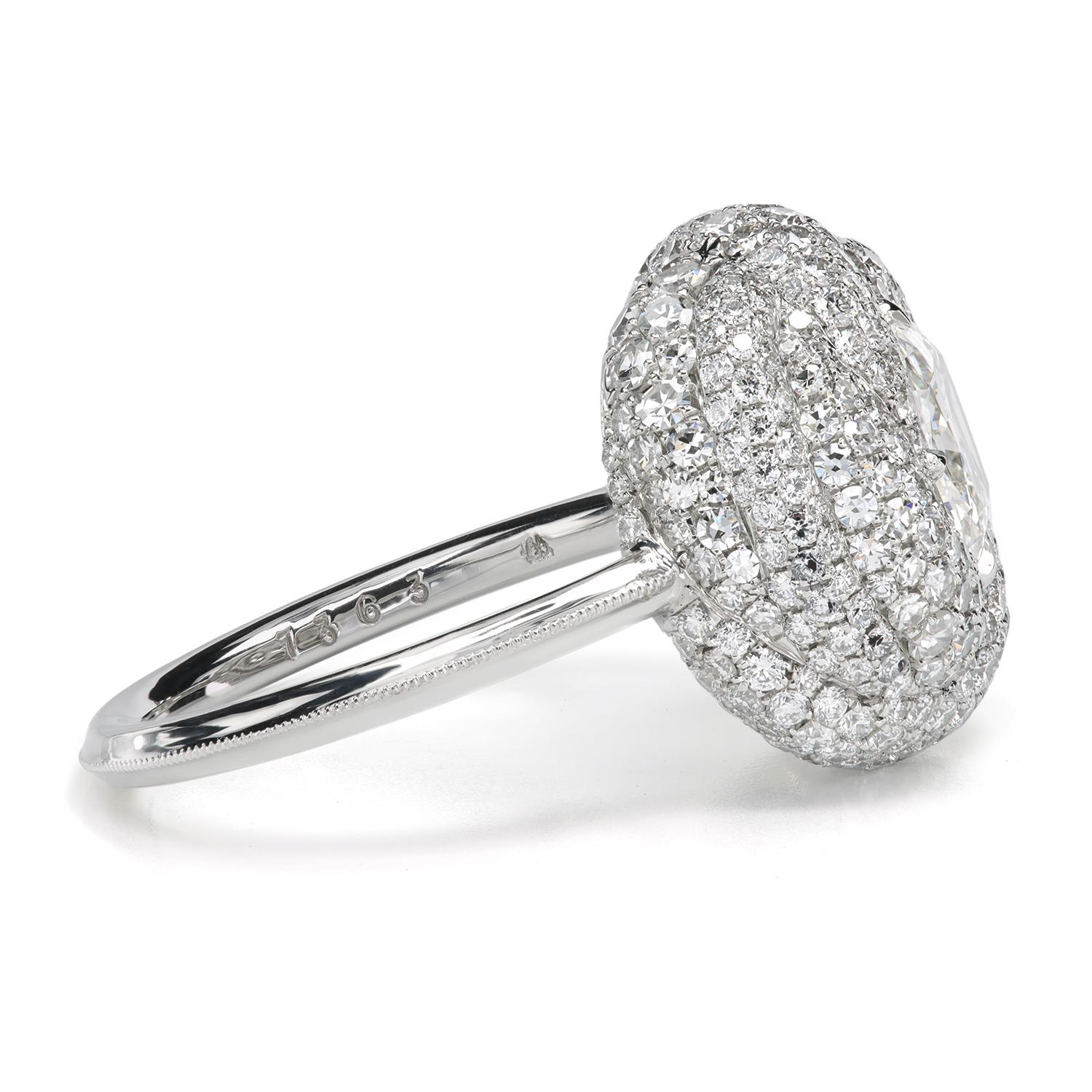 Bague Léon Mégé en platine avec diamant coussin taille ancienne de 0,92 ct et pavage aléatoire Pour femmes en vente