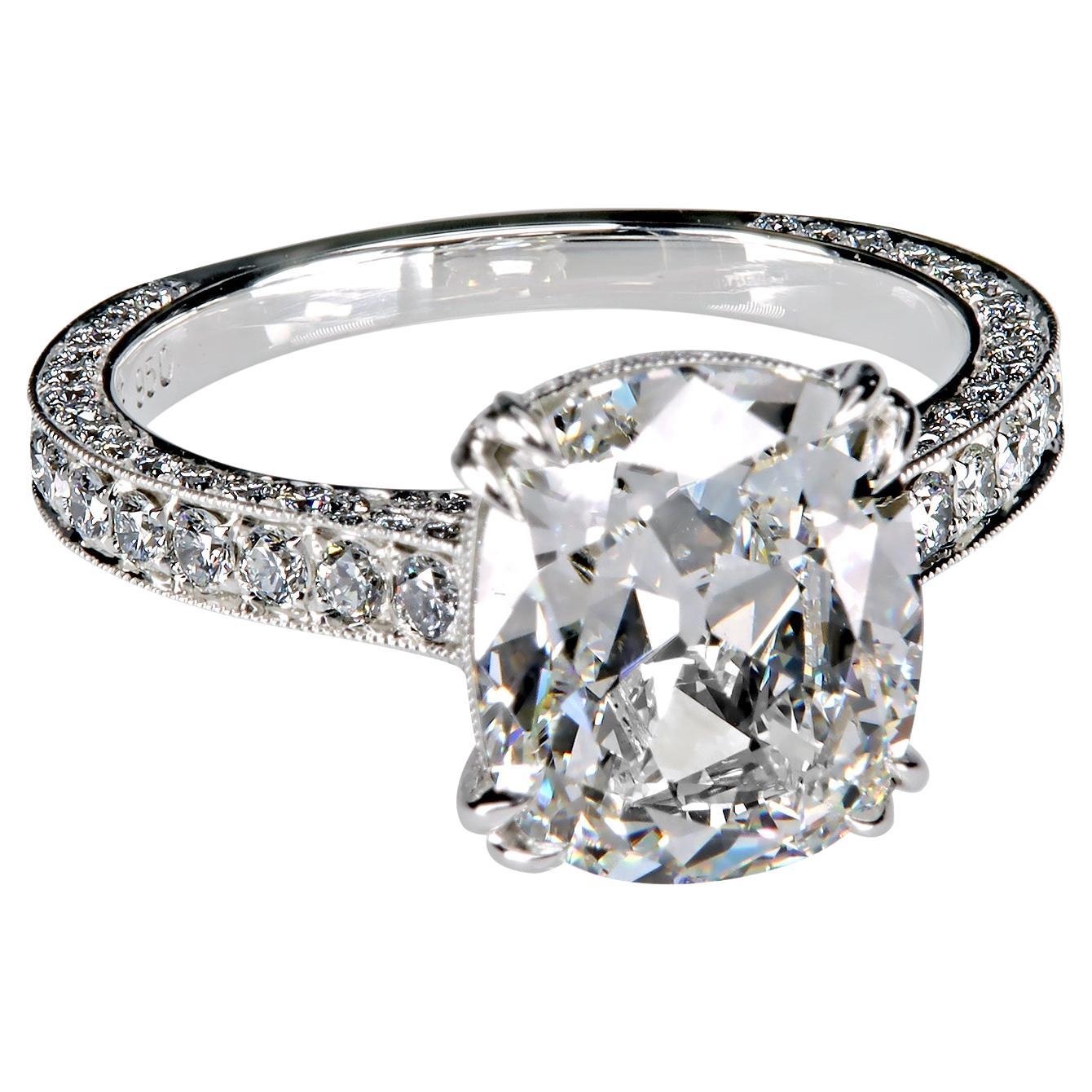 Solitario in platino di Leon Mege con diamante naturale taglio antico