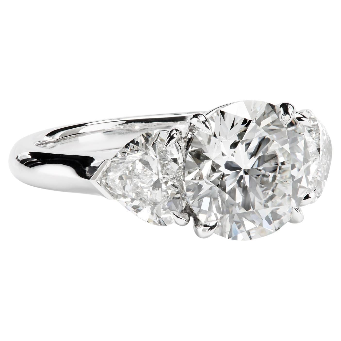 Anillo Leon Mege de platino de tres piedras con diamantes redondos y en forma de corazón