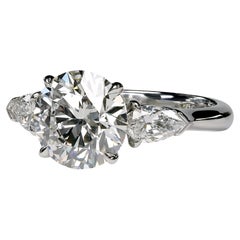 Anello Leon Mege Platinum con tre pietre, diamanti a forma rotonda e a goccia