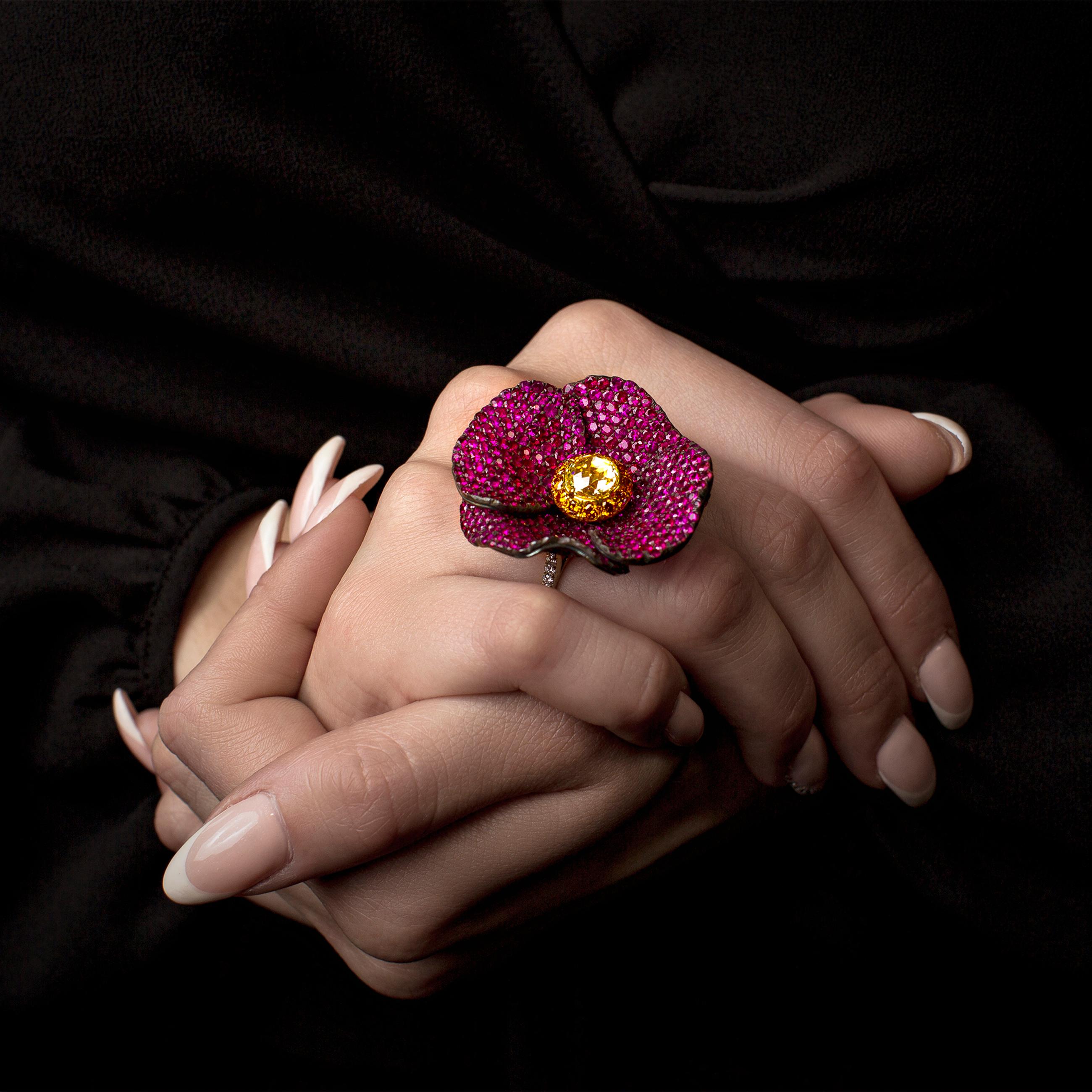 Leon Mege, bague « Fleur coquelicot » avec rubis et diamants Neuf - En vente à New York, NY