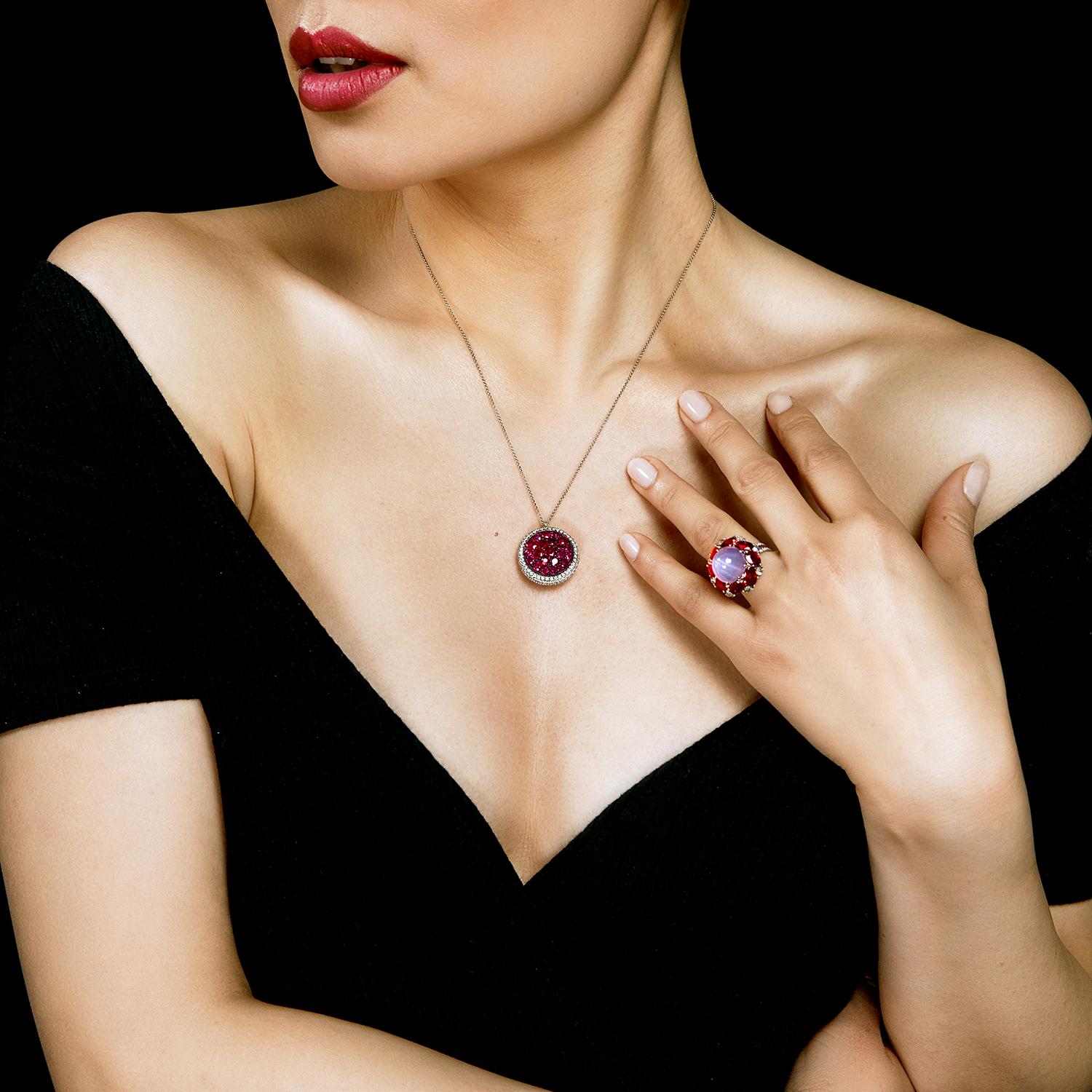 Ciondolo reversibile Micro Pave di Leon Mege con pietra di luna intagliata, rubini e diamanti in vendita 1