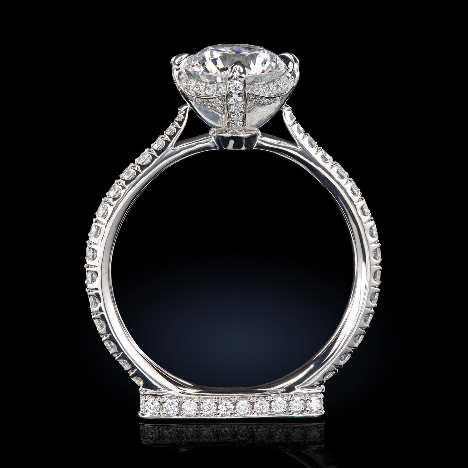 Solitaire Léon Mégé Soulmates, avec sertissage au compas et podium pavé Neuf - En vente à New York, NY