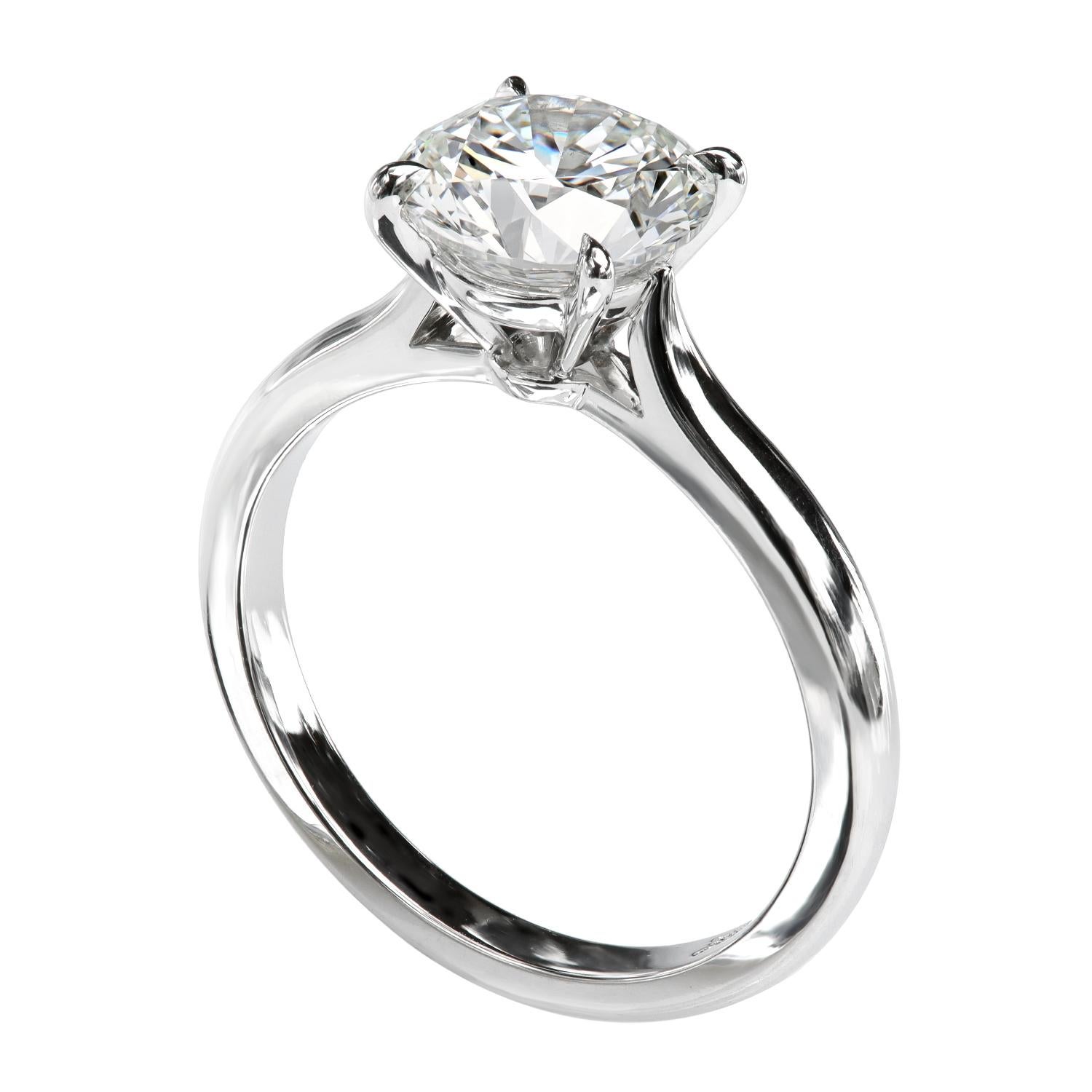 Il solitario semplice ed elegante di Leon Mege, con un diamante di taglio ideale da 2,26 carati certificato GIA, è montato su un gambo a cattedrale.
Forgiato a mano in platino
Dimensione: 6
Il Perfect Solitaire è realizzato a mano a New York con un
