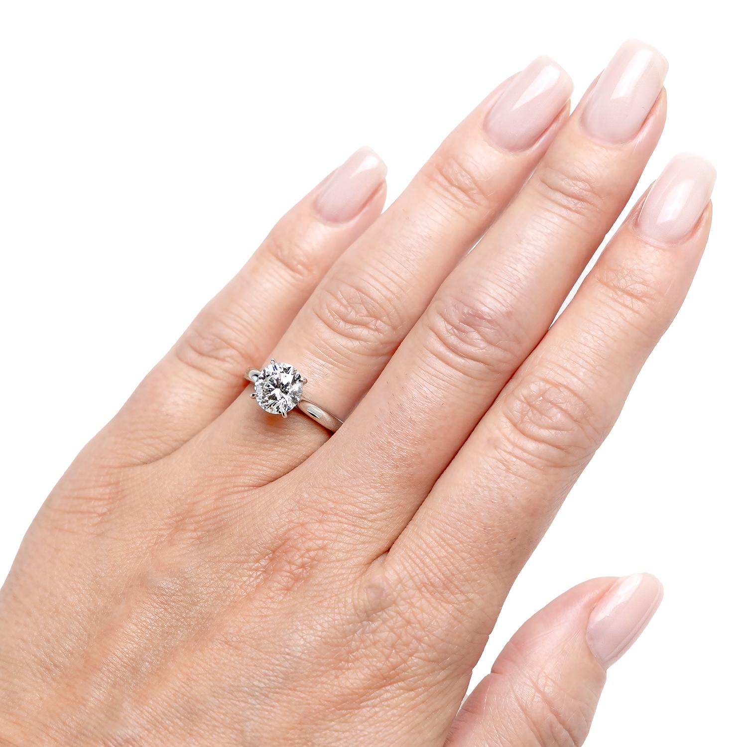 da uomo o donna Leon Mege L'anello di fidanzamento in platino The Perfect Solitaire con diamante rotondo in vendita