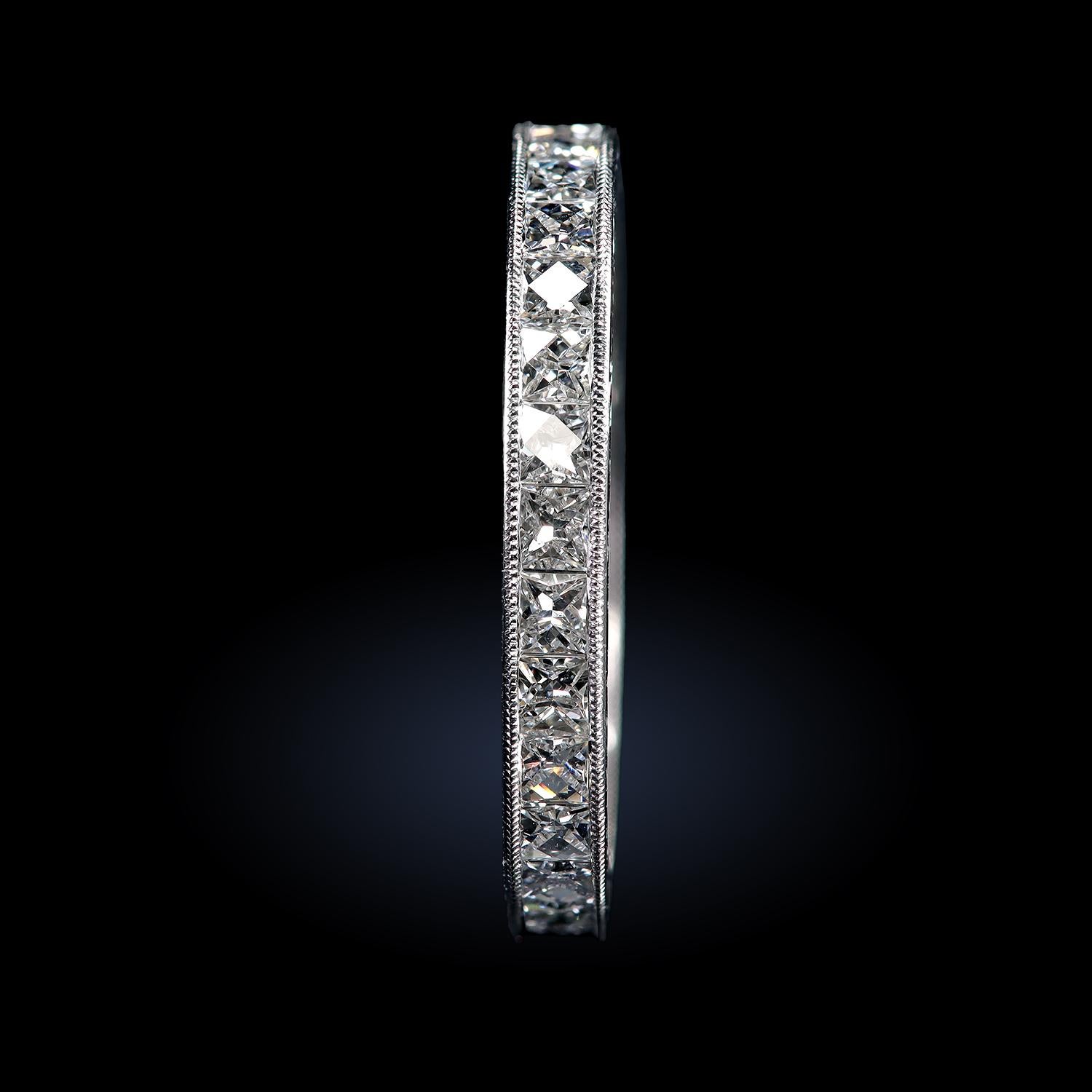 Fascia per eternità in stile Art Deco di Leon Mege con un tocco francese. I rari diamanti taglio francese percorrono l'intera circonferenza del canale a grana fine. Marchi di prestigio come Boucheron, Cartier, Mauboussin, Van Cleef & Arpels hanno