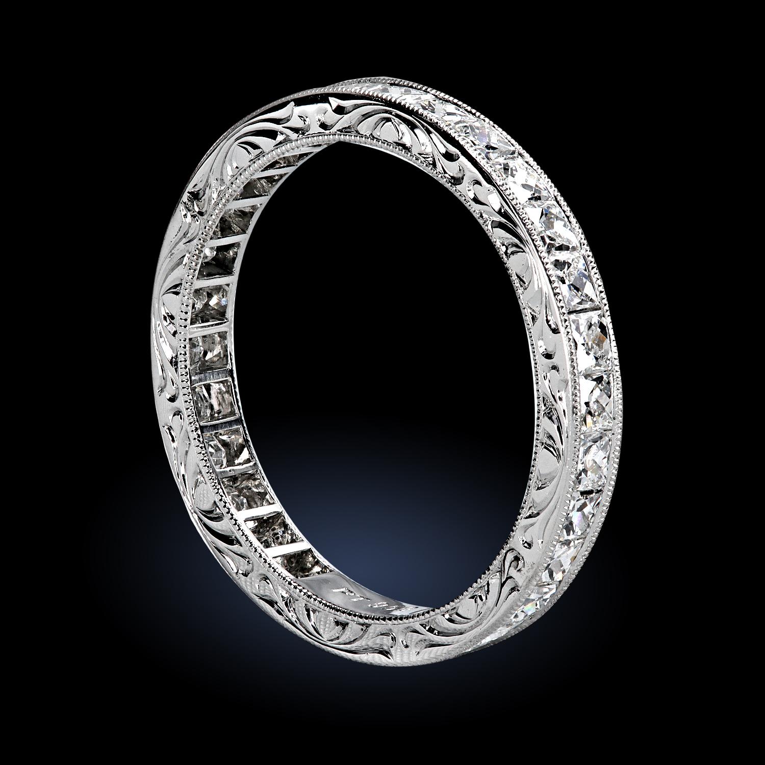 Taglio francese Leon Mege True Antique French diamond cut eternity wedding band con incisione. in vendita