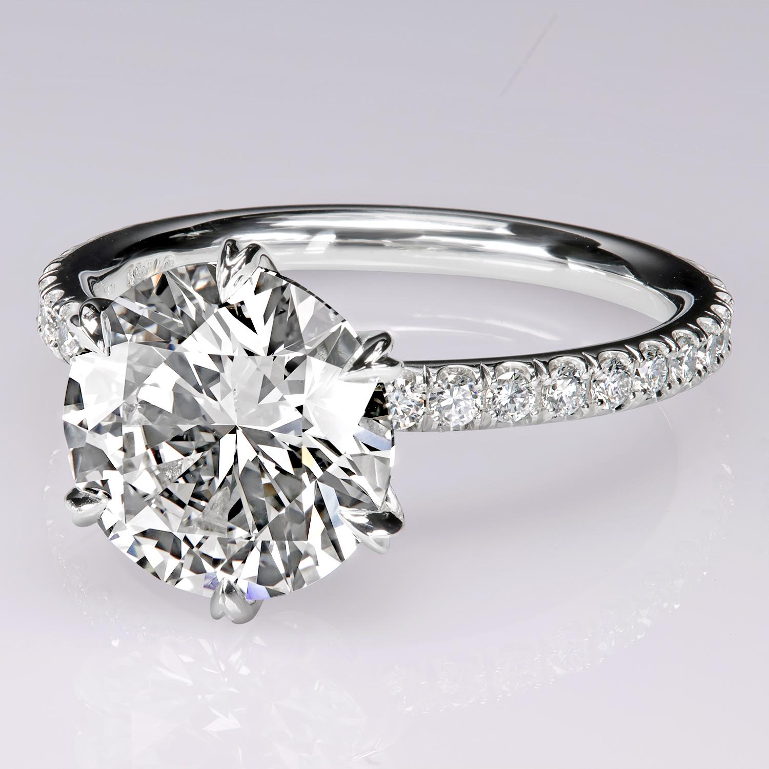 Squisito anello di fidanzamento Tulip™ con uno splendido diamante rotondo da 3,01 carati. Ispirati al fiore, i delicati rebbi a forma di cuore si allungano per curvare dolcemente intorno alla cintura e unirsi alla base nella forma di una splendida