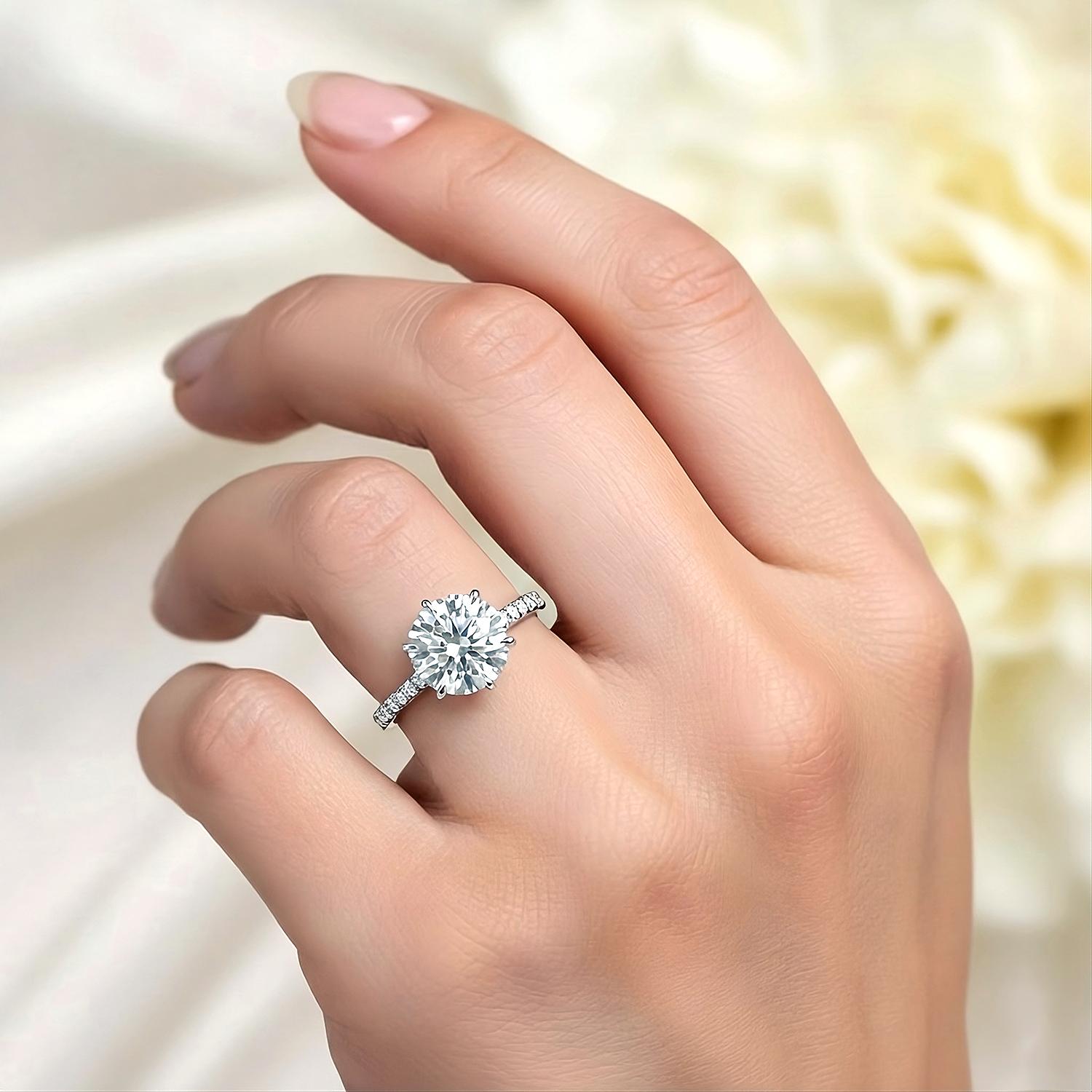 Leon Mege Tulipano in platino a sei punte, solitario In condizioni Nuovo in vendita a New York, NY