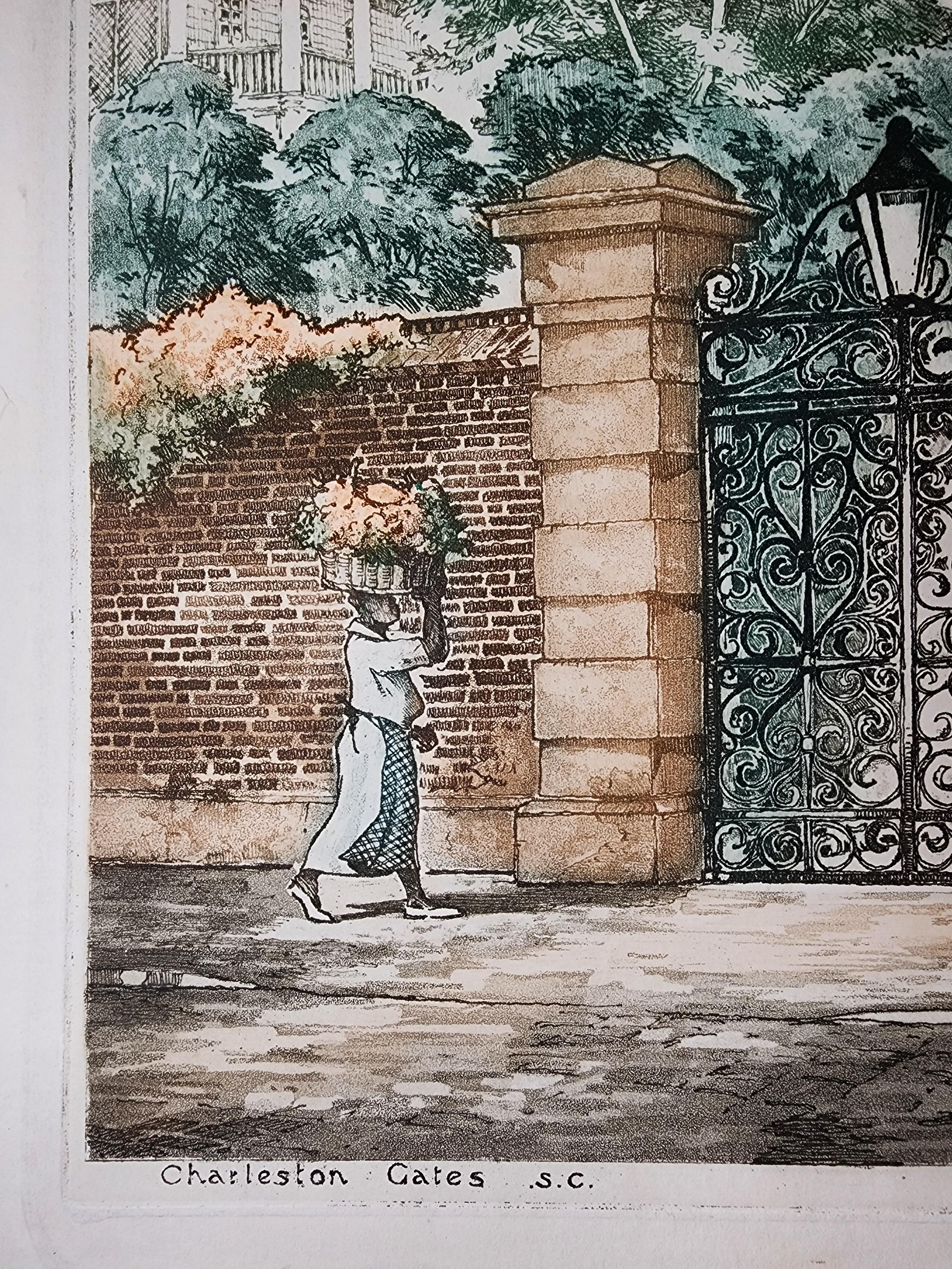 Eine wunderbare Darstellung von Charleston, S.C., mit den schmiedeeisernen Toren und den Blumenfrauen, für die die Stadt bekannt ist.

Das Bild ist in ausgezeichnetem Zustand mit einem starken Plattenrand.  Einige Randfehler weit vom Bild entfernt.