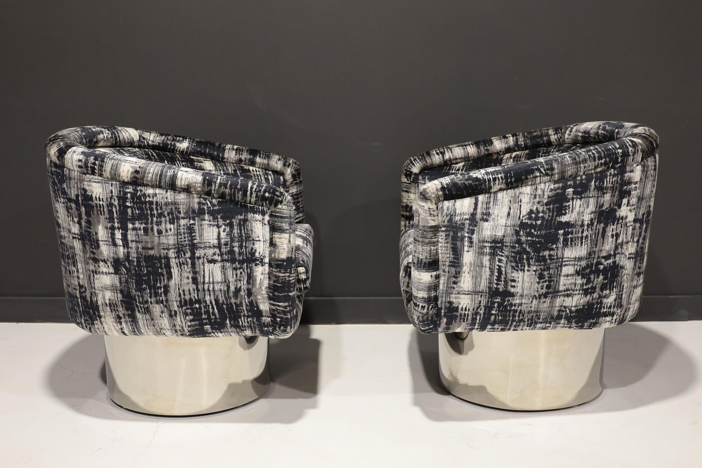 Américain Chaises pivotantes de la collection Pace de Leon Rosen en tissu Romo italien en vente