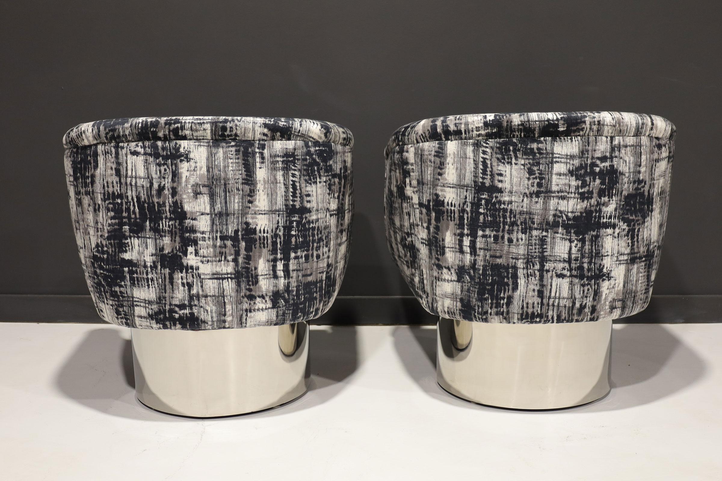 Chaises pivotantes de la collection Pace de Leon Rosen en tissu Romo italien Bon état - En vente à Dallas, TX