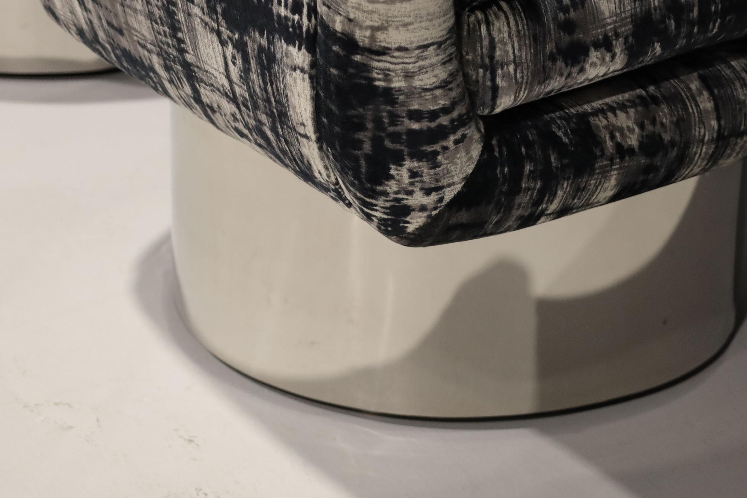 20ième siècle Chaises pivotantes de la collection Pace de Leon Rosen en tissu Romo italien en vente