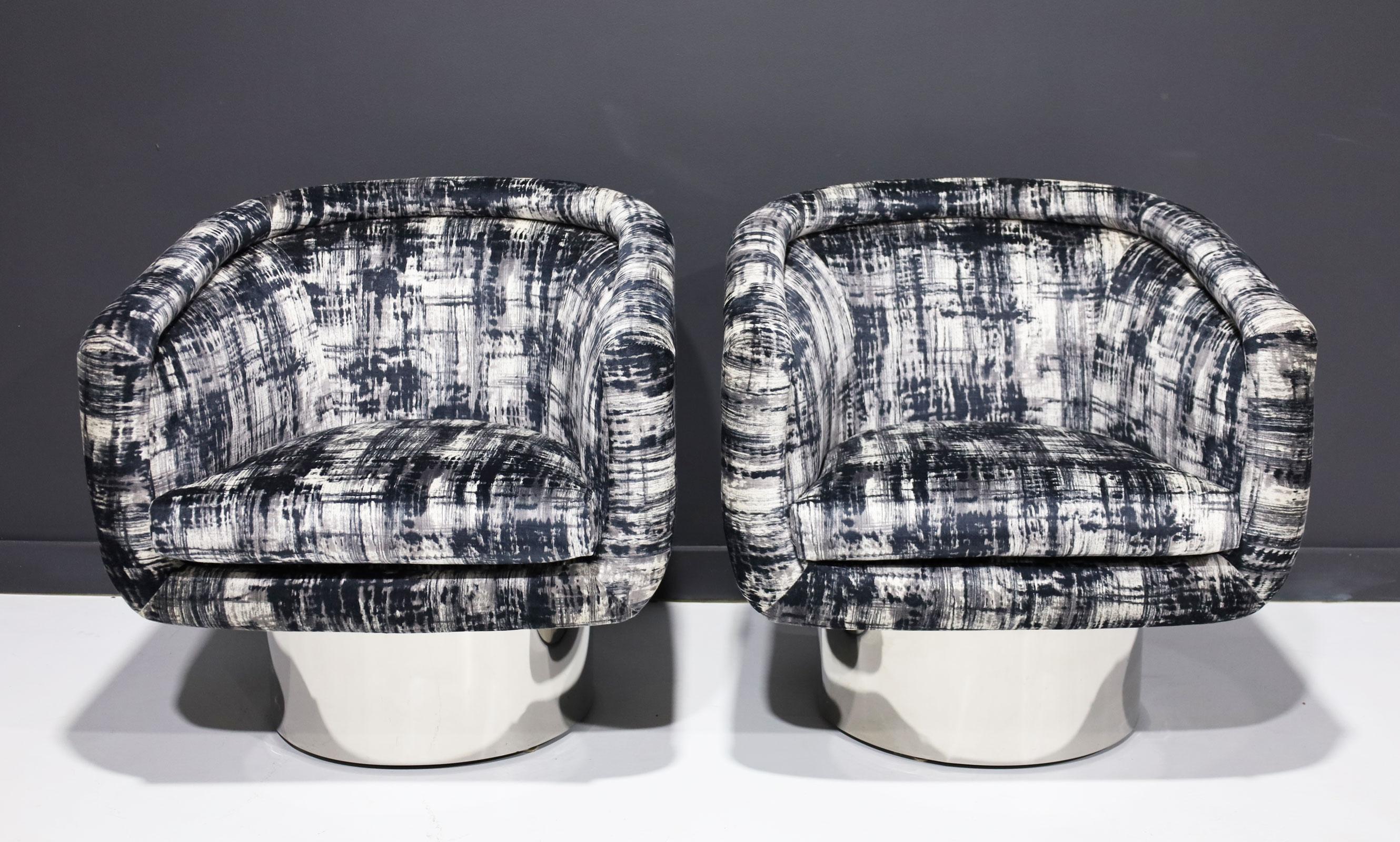 Chaises pivotantes de la collection Pace de Leon Rosen en tissu Romo italien en vente 1