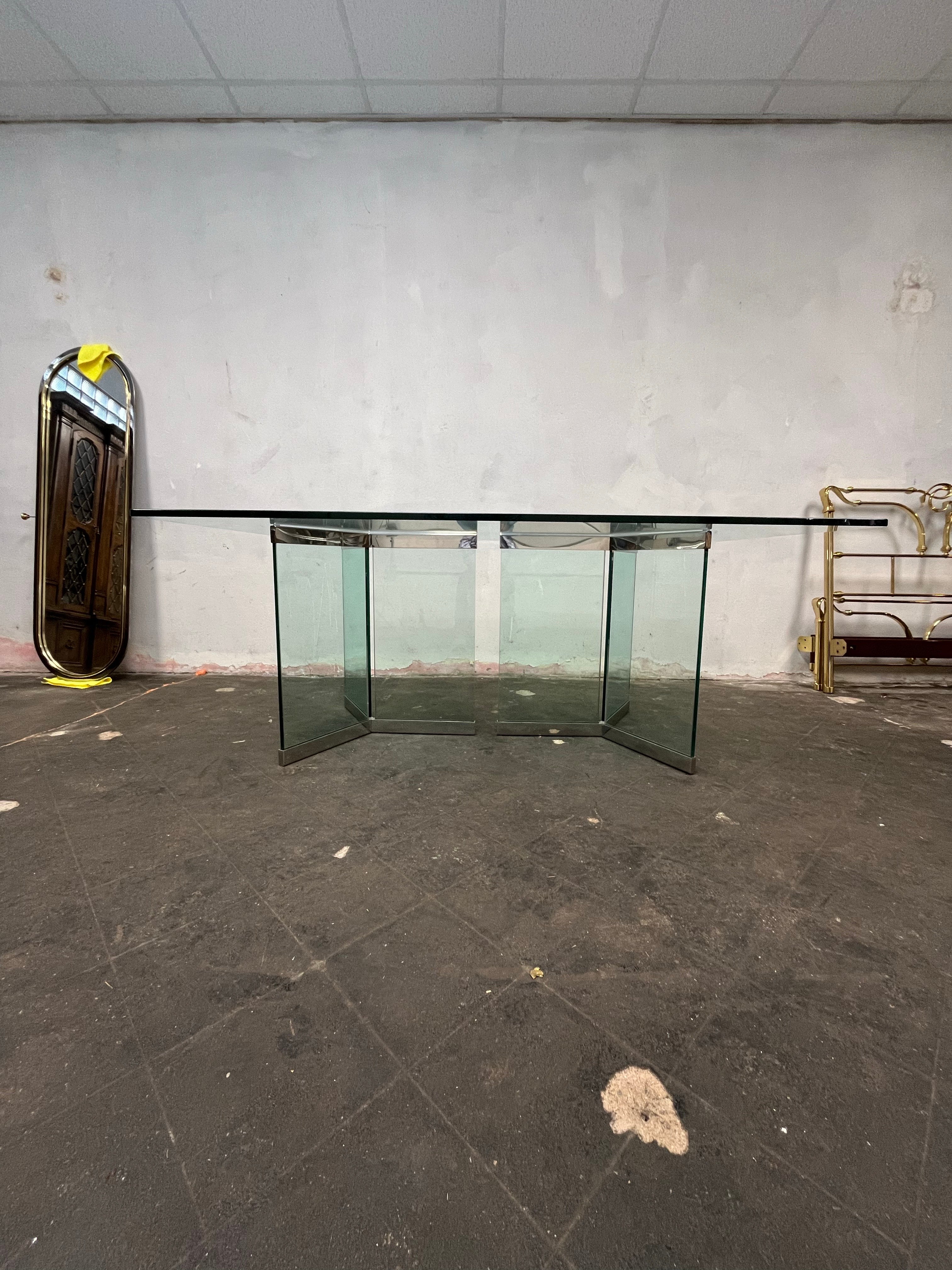 Table de salle à manger architecturale minimaliste en verre et chrome, conçue par Leon Rosen pour The Pace Collection vers les années 1970. Constitué d'une paire de socles sous un plateau en verre. Les socles sont constitués de trois plaques de