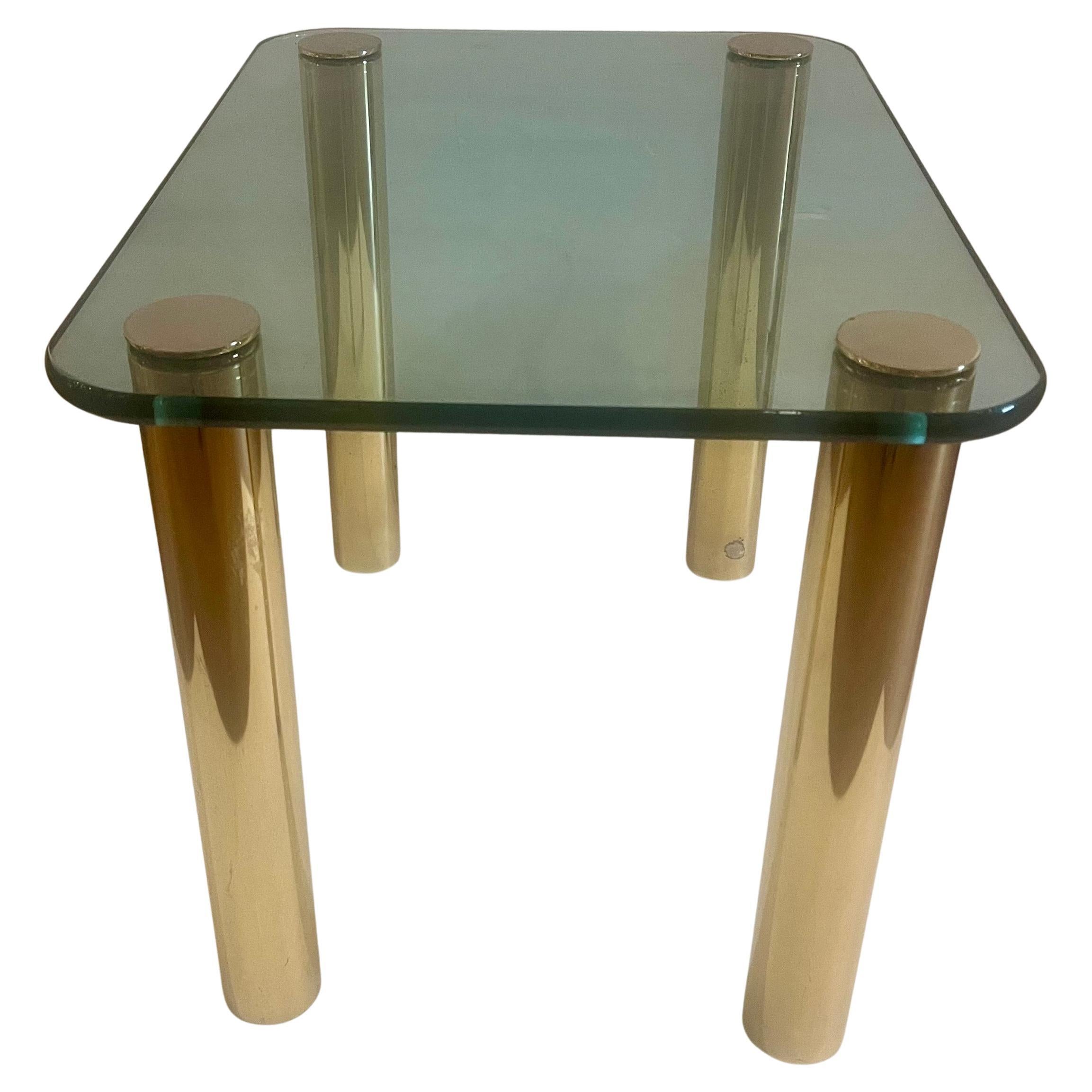 Leon Rosen für Pace Ein Paar postmoderne Beistelltische aus Messing und Glas (amerikanisch) im Angebot