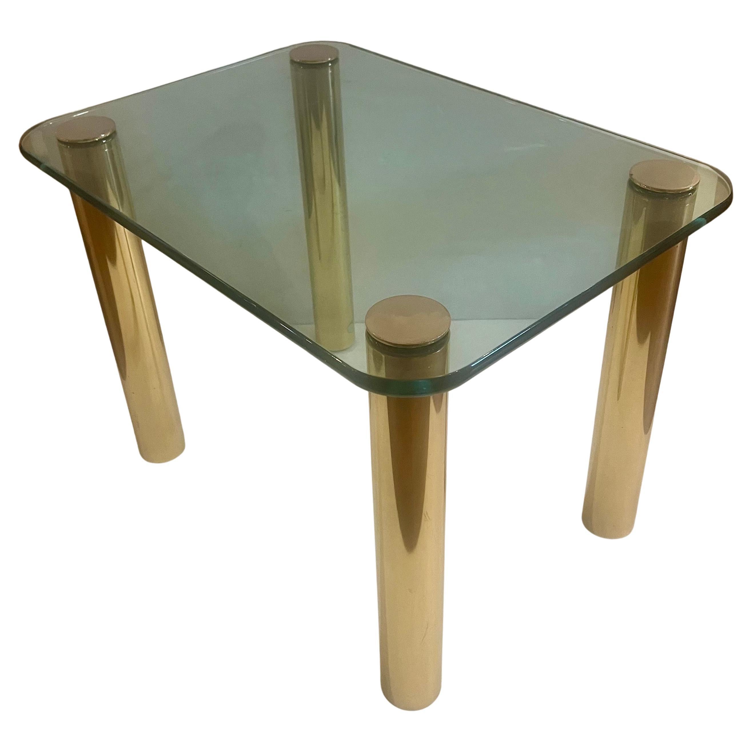 Leon Rosen für Pace Ein Paar postmoderne Beistelltische aus Messing und Glas (20. Jahrhundert) im Angebot